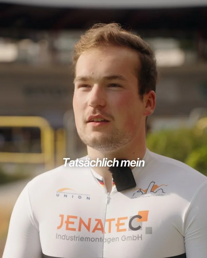 Unser Sportler @benjamin_bxck spricht über seine größte Motivation: den Traum, Profi zu werden. 💪🏻
Wenn Leidenschaft auf Zielstrebigkeit trifft, entstehen Karrieren wie seine.
👉🏻 Im nächsten Slide: sein Dank an alle Unterst
