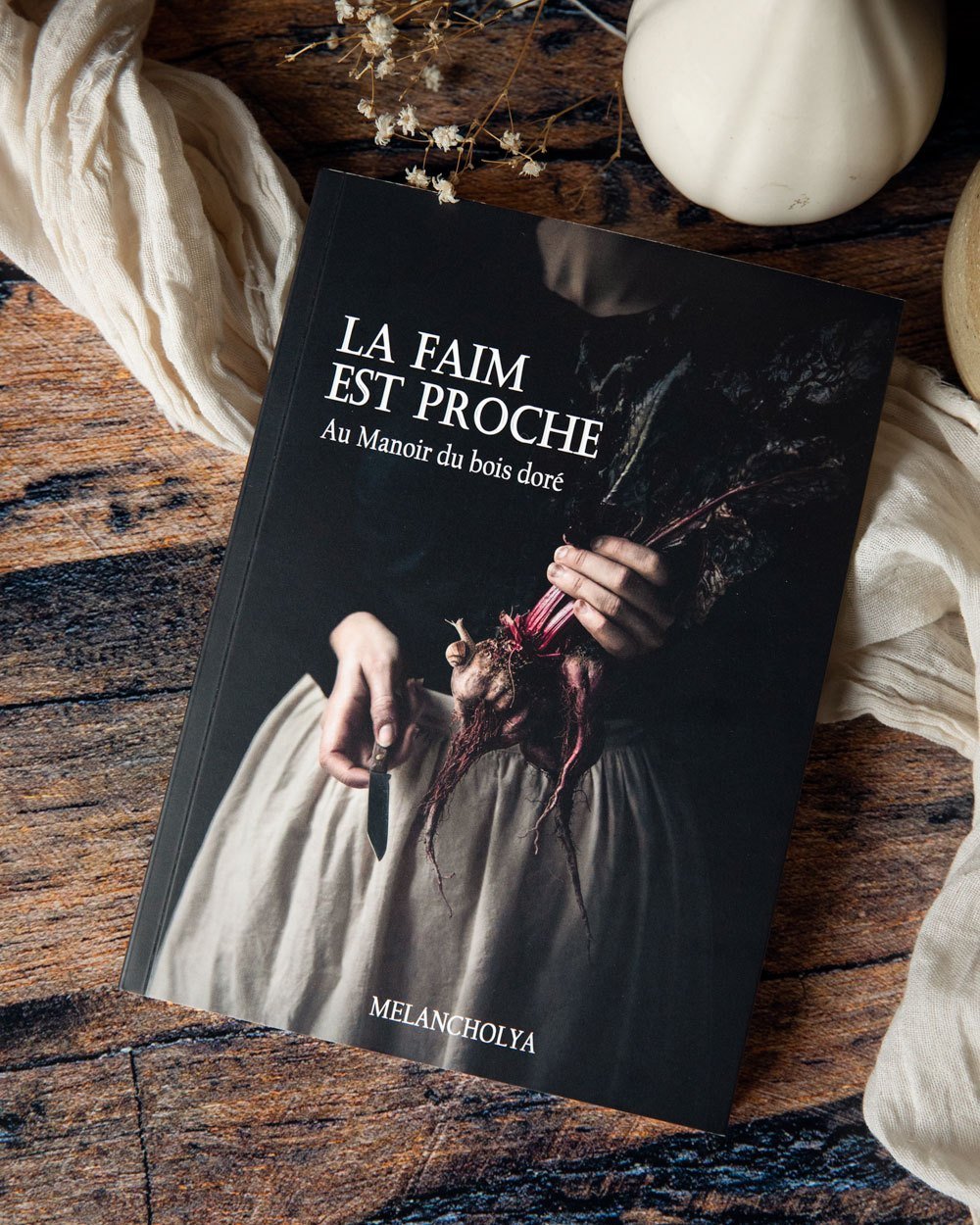 Un petit aper&ccedil;u des recettes du livre &quot;La faim est proche : au Manoir du bois dor&eacute;&quot;. 
Par ordre d'images : 
1 - Torsades &agrave; la cannelle et chocolat chaud
2 - Mousse au chocolat viennoise
3 - Goug&egrave;res au thym et au