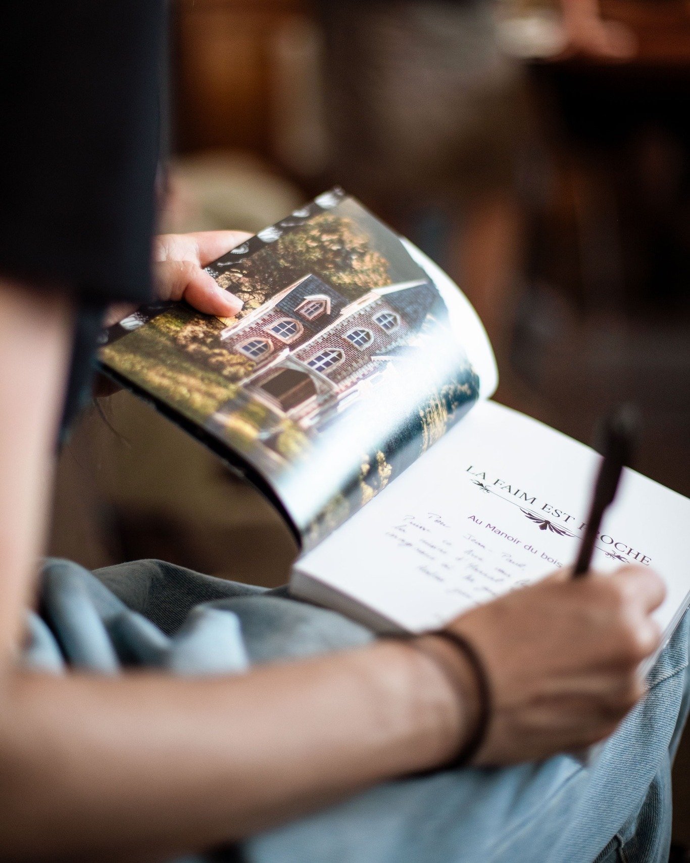 9 mois apr&egrave;s la publication de mon livre @la.faim.est.proche, c'est toujours un plaisir d'&eacute;changer avec vous &agrave; ce sujet, de partager mes recettes, mes anecdotes photo et cuisine, et de d&eacute;dicacer personnellement chaque exem