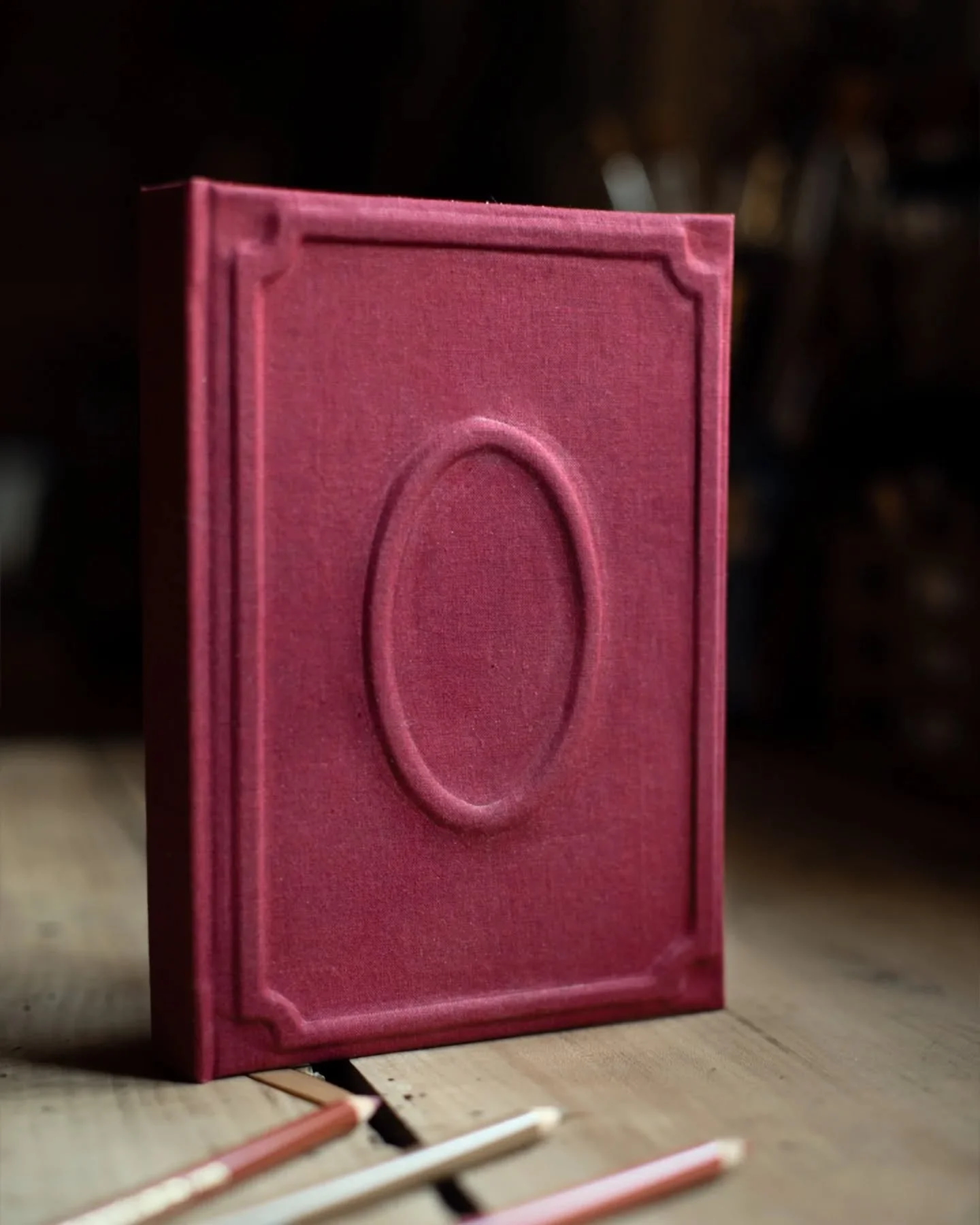 Je ne pourrai jamais m&rsquo;en passer !

Le carnet, c&rsquo;est le berceau de ma cr&eacute;ativit&eacute;.

C&rsquo;est &agrave; travers les pages d&rsquo;un carnet, quel qu&rsquo;il soit, que je pose mes id&eacute;es, que j&rsquo;organise mes inspi