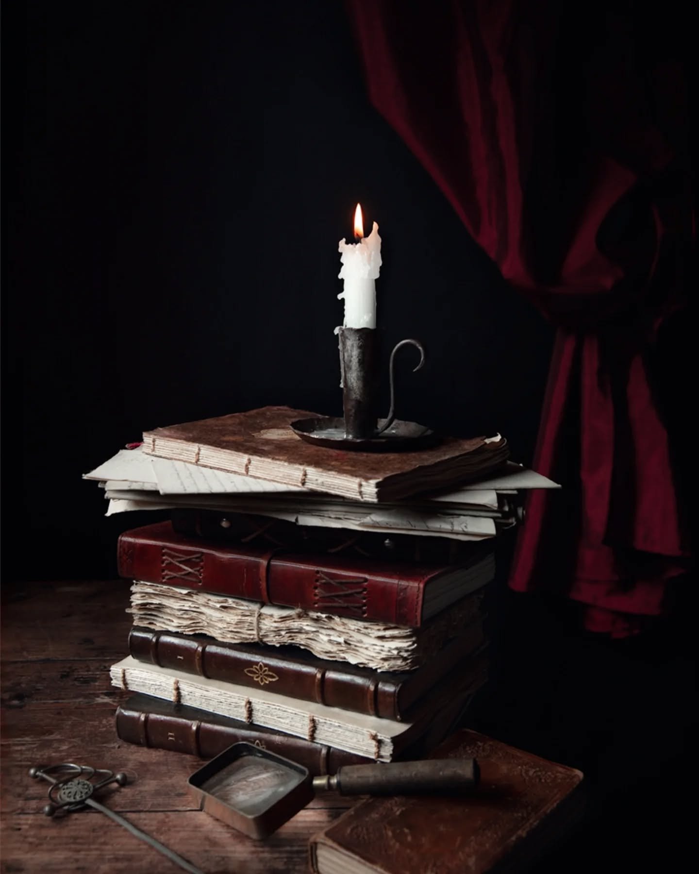 📚 Un carnet est toujours une partie de soi.
Il nous accompagne quelque soit son utilit&eacute;.
Il nous assiste, nous instruit, nous divertit, nous soulage, nous &eacute;meut.
On le construit, petit &agrave; petit, avec du temps, de la patience, que