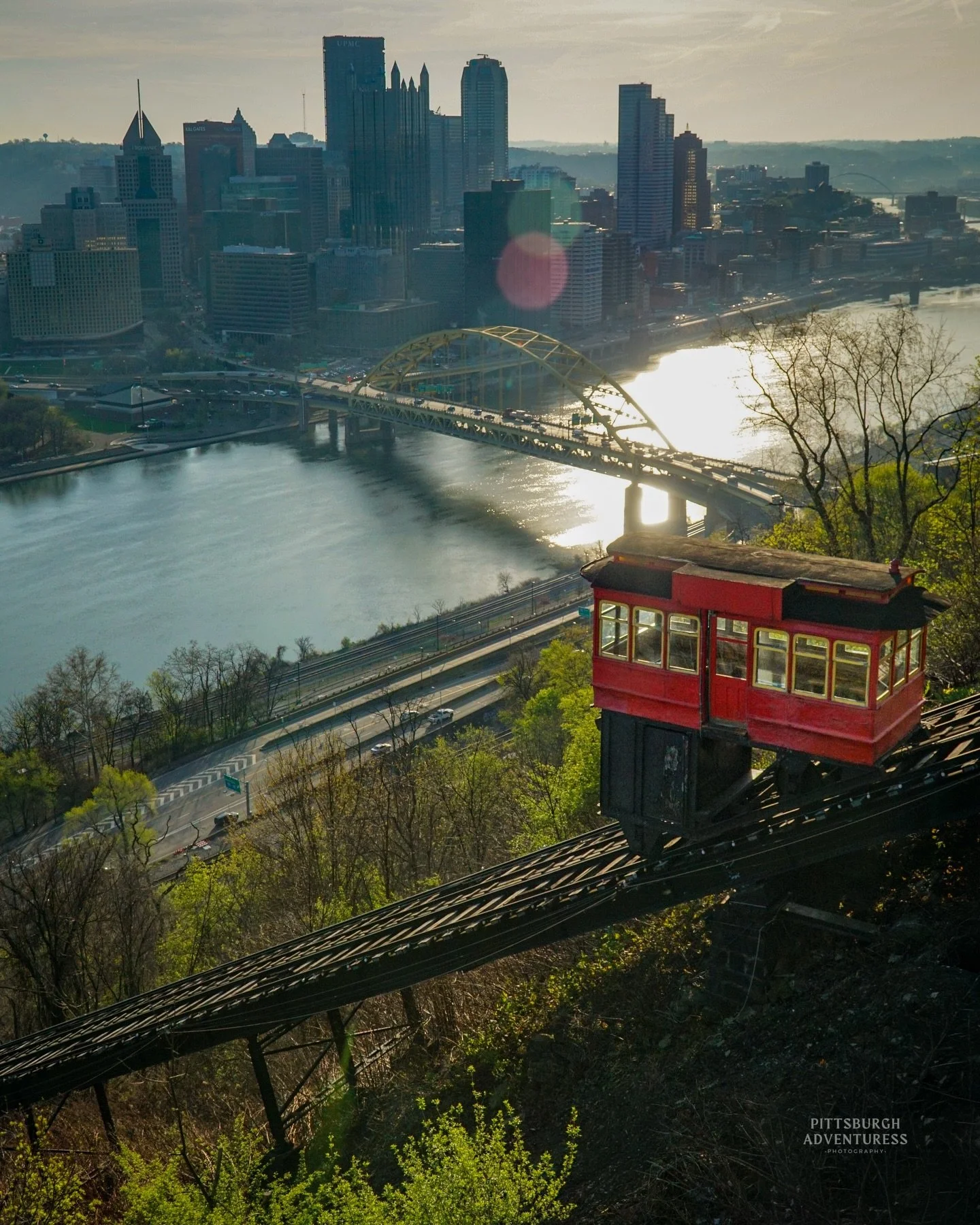 There&rsquo;s nothing quite like watching Pittsburgh wake up from up here&hellip;

. Happy Friday Yinz! 

.

.

#pittsburgh #pittsburghphotographer #visitpittsburgh #pittsburghviews #explorepittsburgh