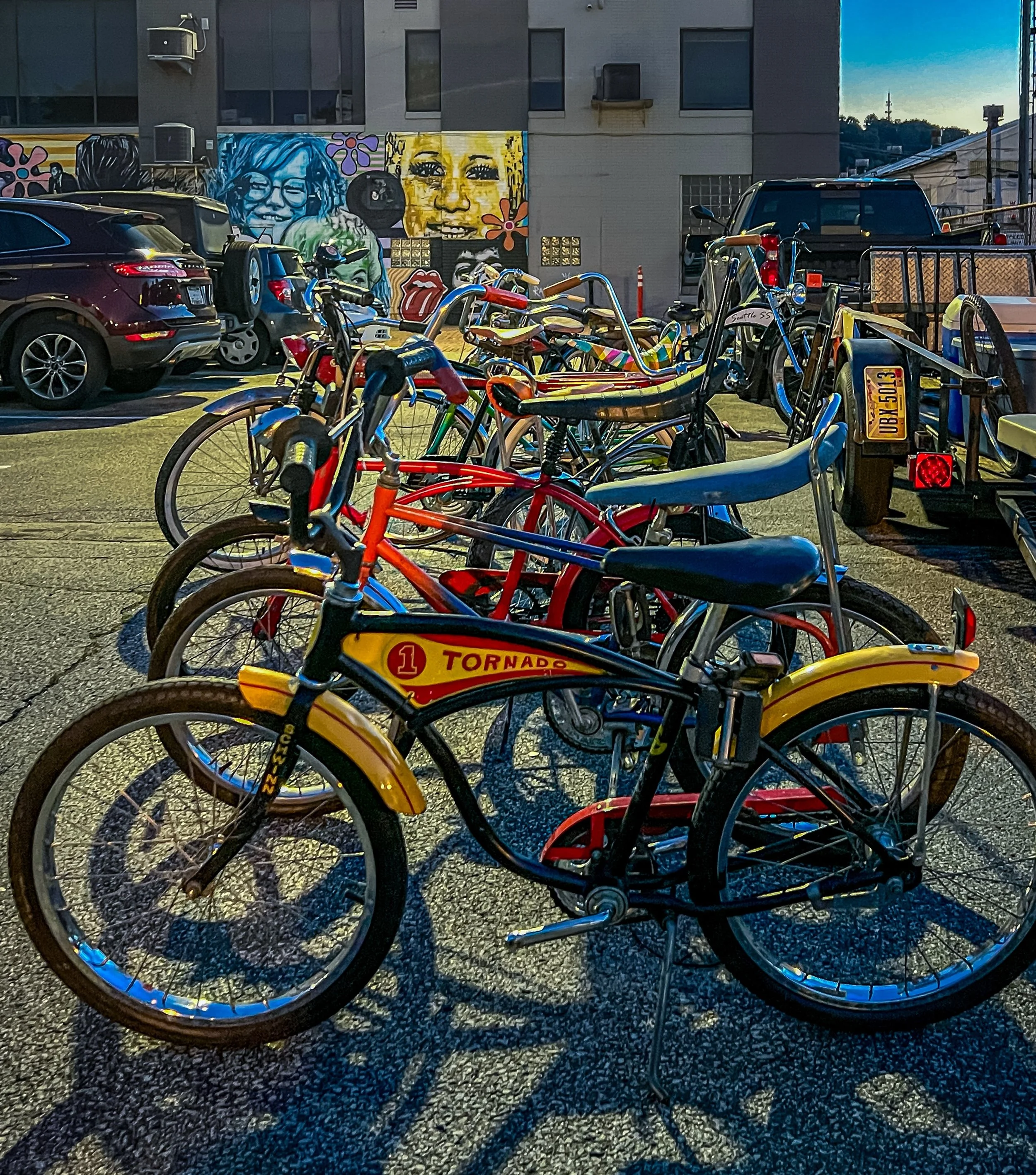 Vintage bicycles, colorful murals, and fantastic vibes. That&rsquo;s usually a pretty good sign the night&rsquo;s off to a great start. 🚲

.

.

.

#PittsburghPhotography #StreetPhotography #UrbanExploration #CityScenes #BikeLife