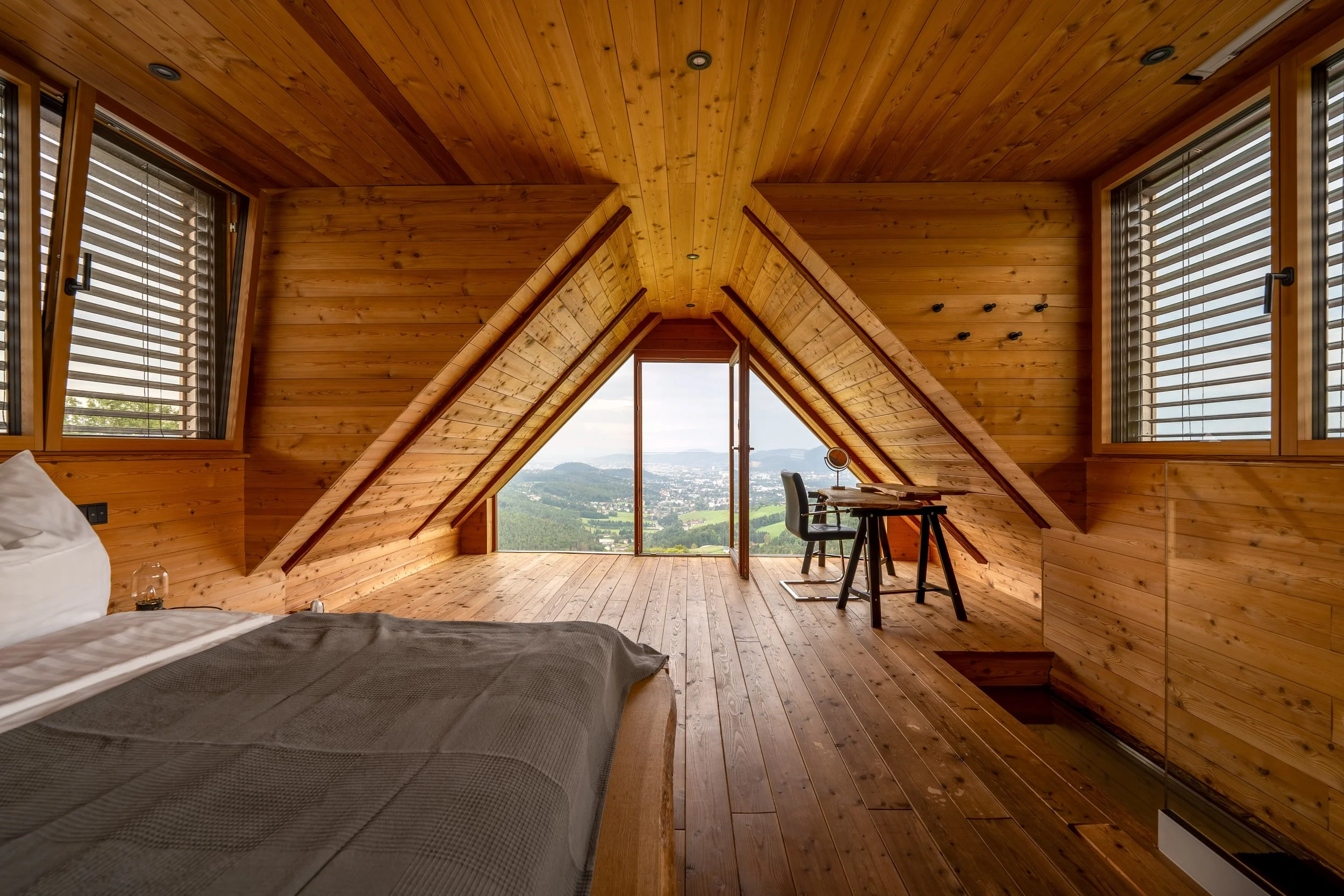 Graz Zösenberg, Schönes Schlafzimmer, Holz, Loft