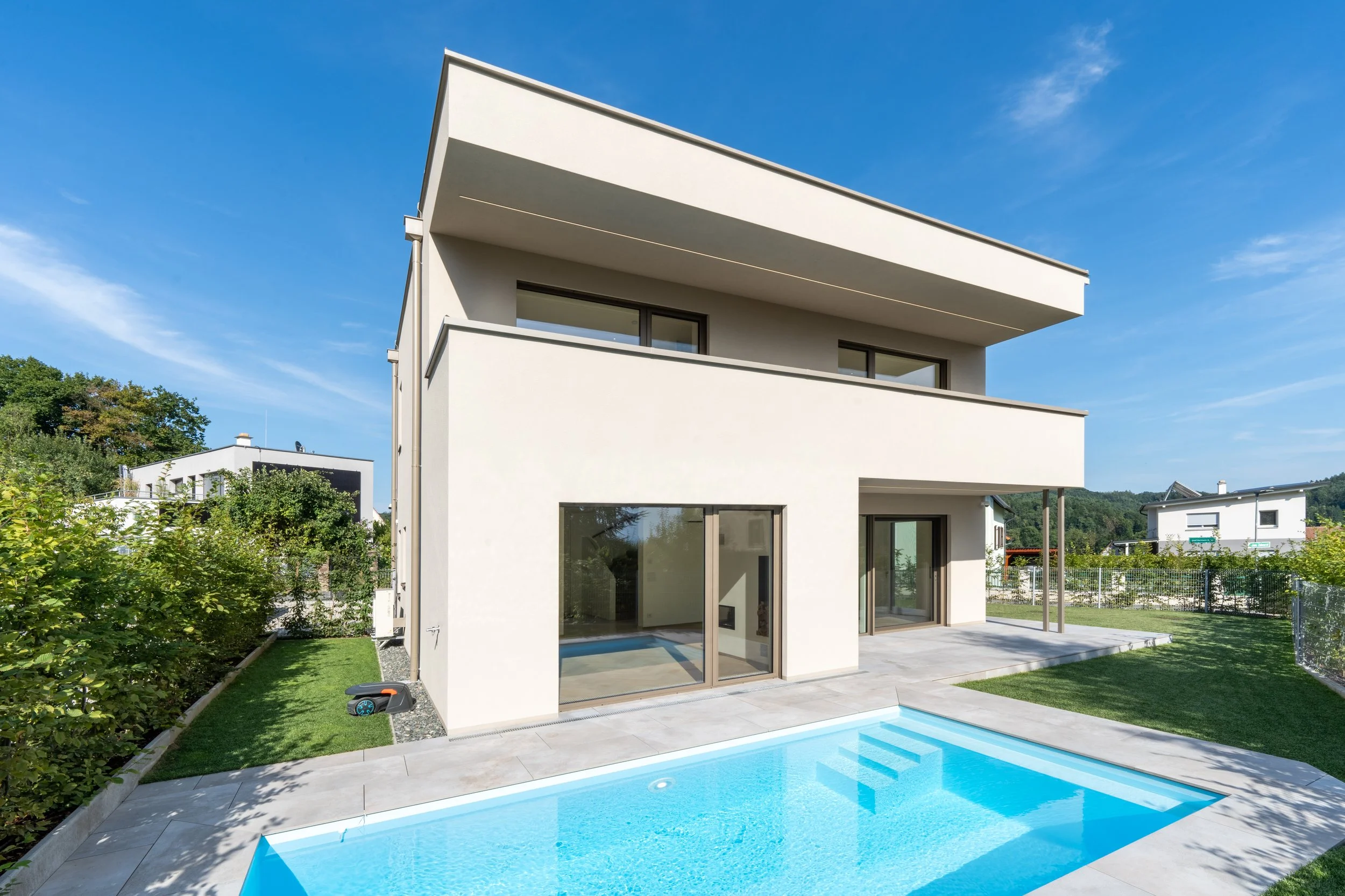 Drohnenaufnahme Haus mit Pool, Weitwinkel Foto von Villa mit Pool