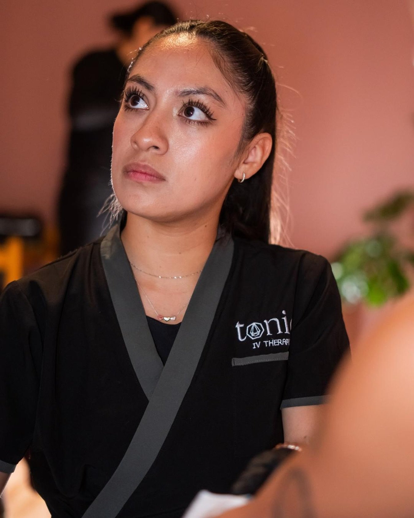 En TONIC IV, cada sesi&oacute;n es personalizada y acompa&ntilde;ada por especialistas en medicina regenerativa.
Desde tu consultan wellness hasta la aplicaci&oacute;n, est&aacute;s en manos expertas que entienden tu cuerpo y lo que necesita.
Porque 