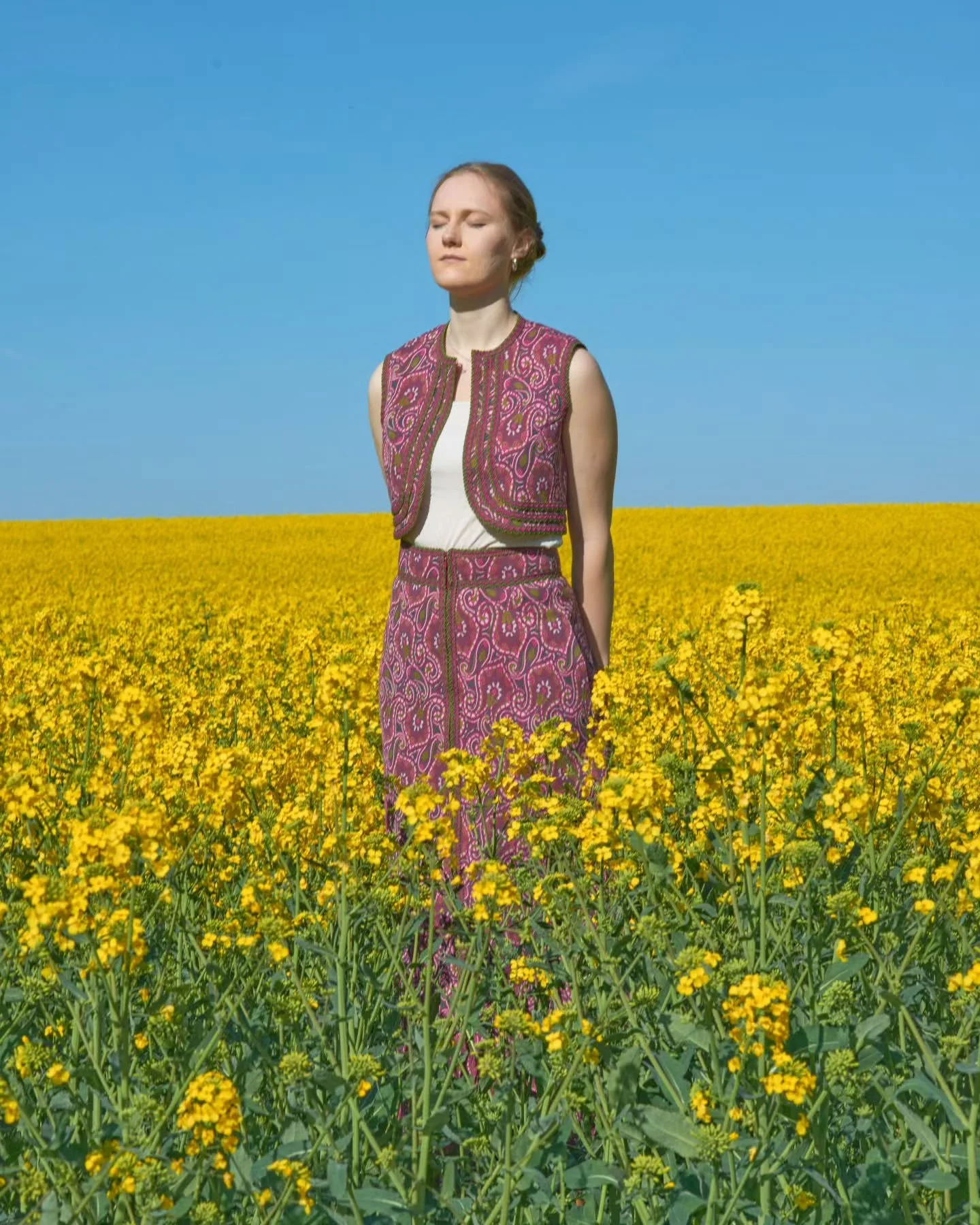 Thanks @julietzarrinwatson and thank you uninformed farmer for letting us use your beautiful field🌼