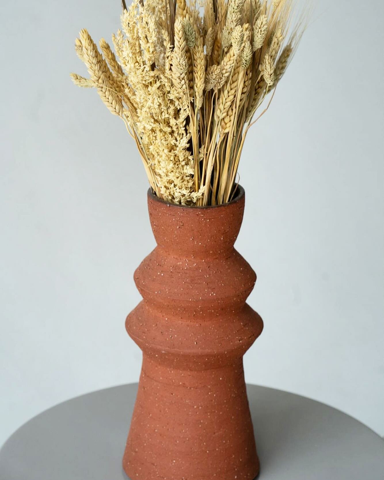 🌾 Terracotta Ceramic Vase

Rustic elegance with a bohemian touch. This terracotta ceramic vase stands out for its sculptural shape, ideal for natural and long-lasting decorations for dining rooms, entryways, or mantelpieces. It also works as a timel