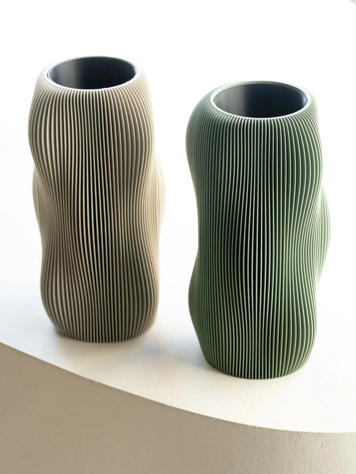 🪴 Modern Wavy Vases

✨ Reinvent your spaces with inspiring details. These contemporary vases are perfect for dried flowers or decorative branches. Their wavy texture and neutral palette elegantly enhance any space.
Buy them at nimbusdesignshop.com a