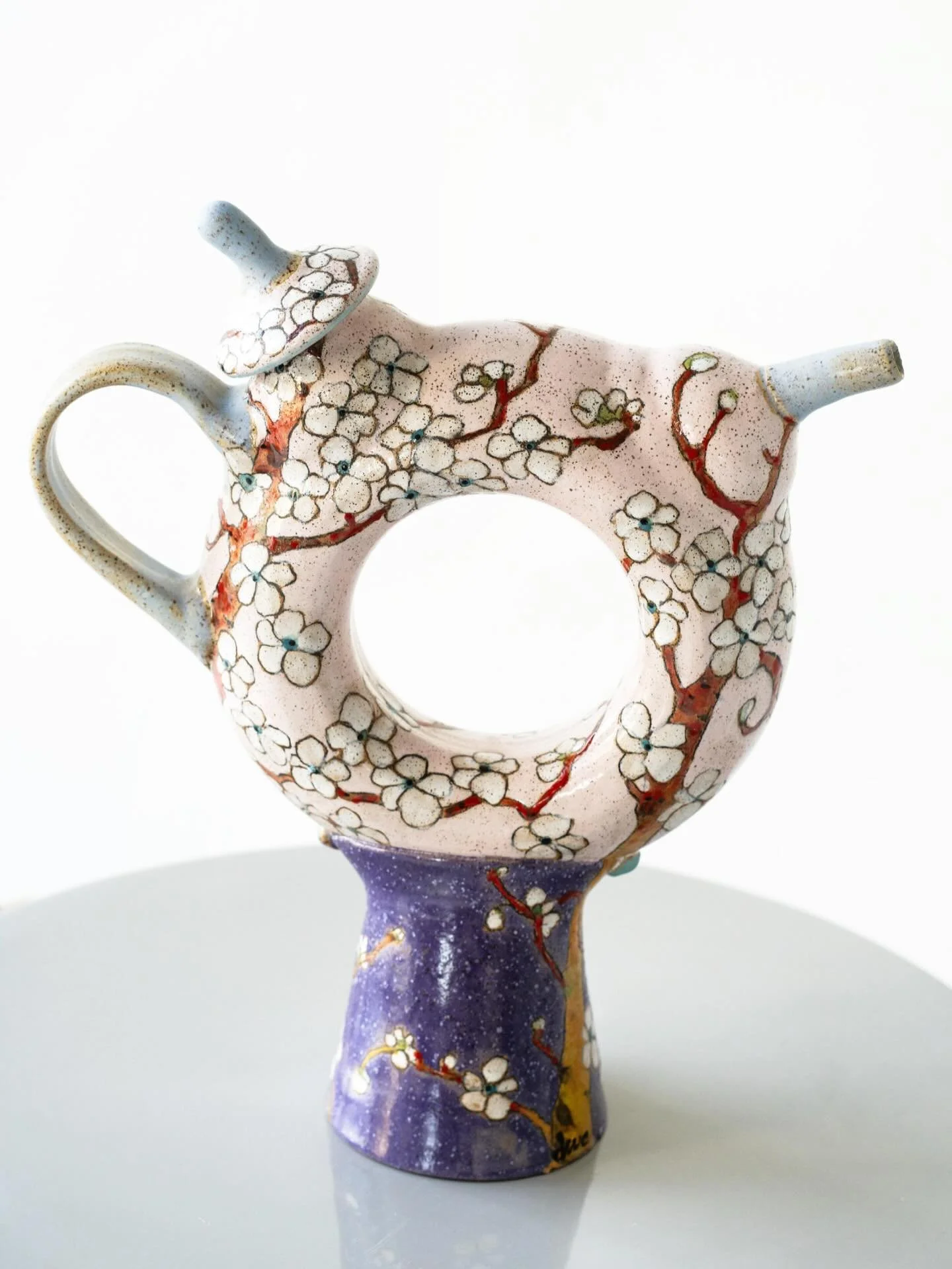 🎨 Decorative teapot with hand-painted floral design

🌸 Add art and personality to your home with this unique piece. Our decorative teapot combines organic shapes and floral details, making it perfect as a decorative item or as a special gift. ✨
Fin