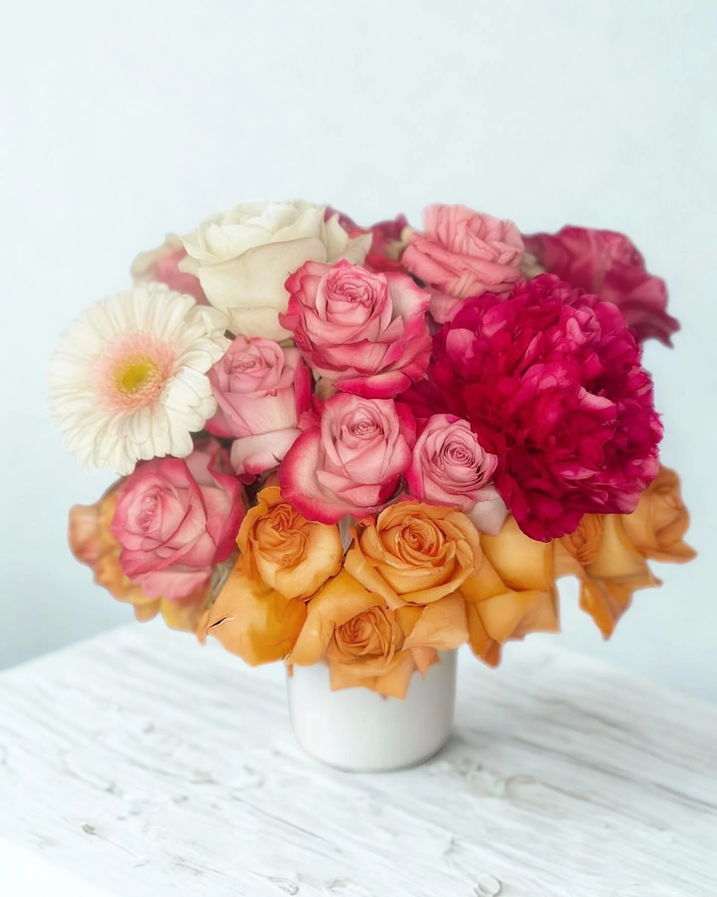 🩷 &ldquo;Iris&rdquo; floral arrangement in a white vase.

✨ Bring life and color to your space with a floral touch. This arrangement combines warm and fresh tones that fill any room with energy and harmony. Ideal for decorating your living room, off