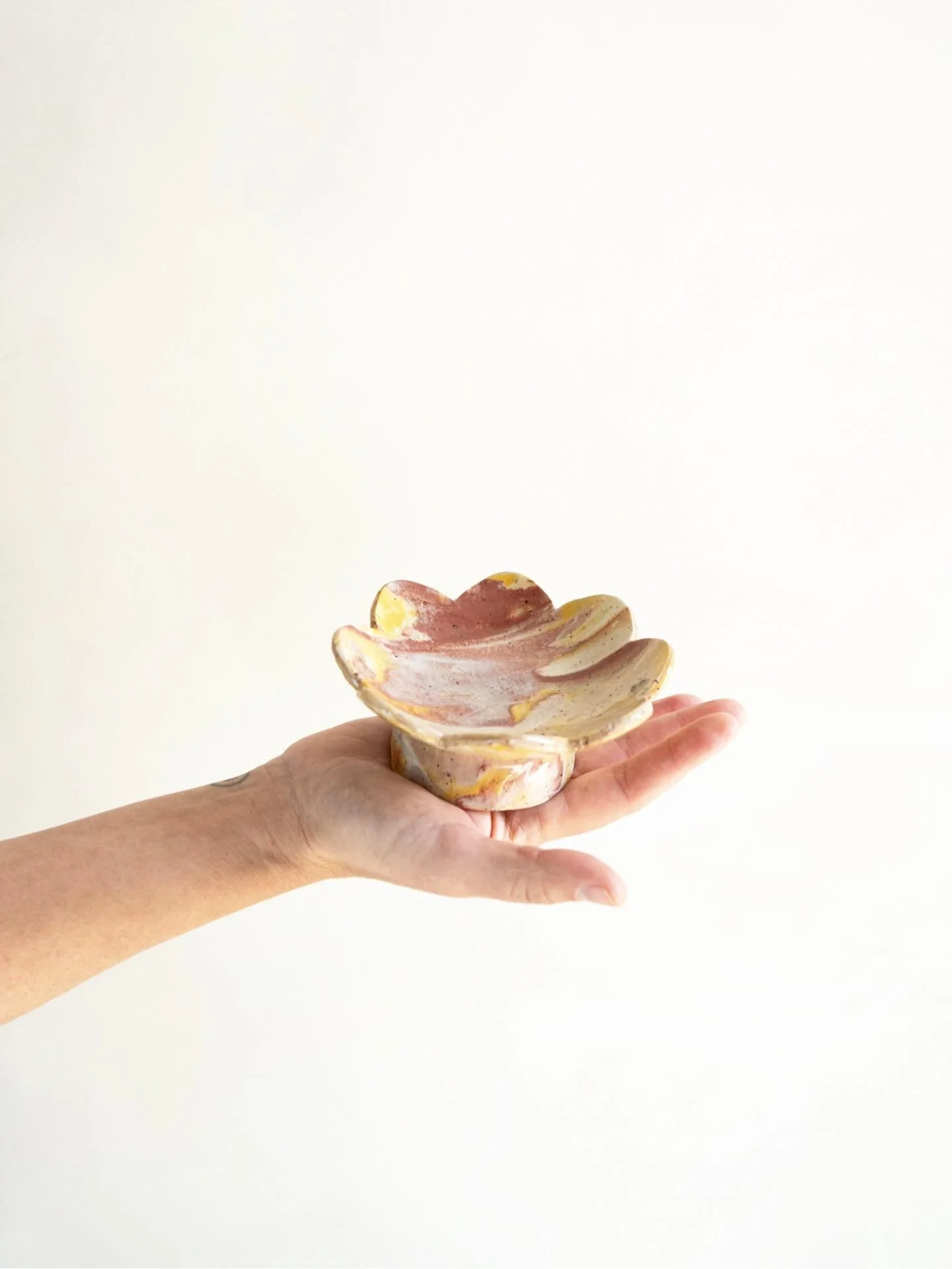 🌸 Handmade Ceramic Bowl

Small, but very charming. Our handmade ceramic bowl is handmade with love, and each one has its own unique touch. Perfect as a jewelry holder, incense burner, or simply to decorate that special corner.
✨ Find it at nimbusdes