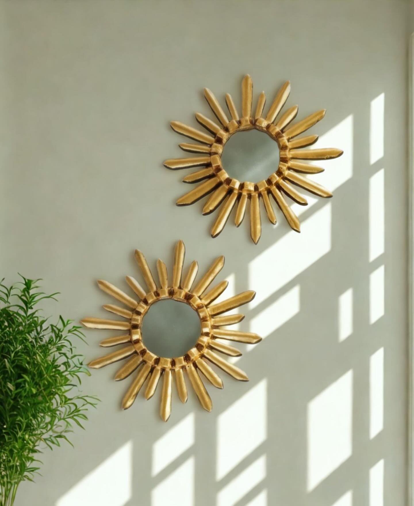 ☀️ Gold Sunburst Mirrors

Let the sun shine into your home too!
These gold mirrors fill your walls with brightness, energy, and good vibes. A detail that transforms any corner, from the living room to the bedroom, with its artistic and warm design.
✨