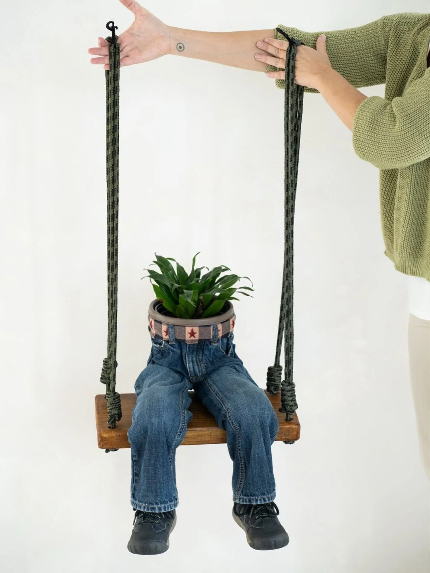 Hanging planter made from jeans👖🌿

Bring life and style to your spaces with this unique piece. Perfect for patios, creative corners, or as an original gift.

✨ Functional art made with love.

👉 Discover it at www.nimbusdesignstore.com

#CreativeDe