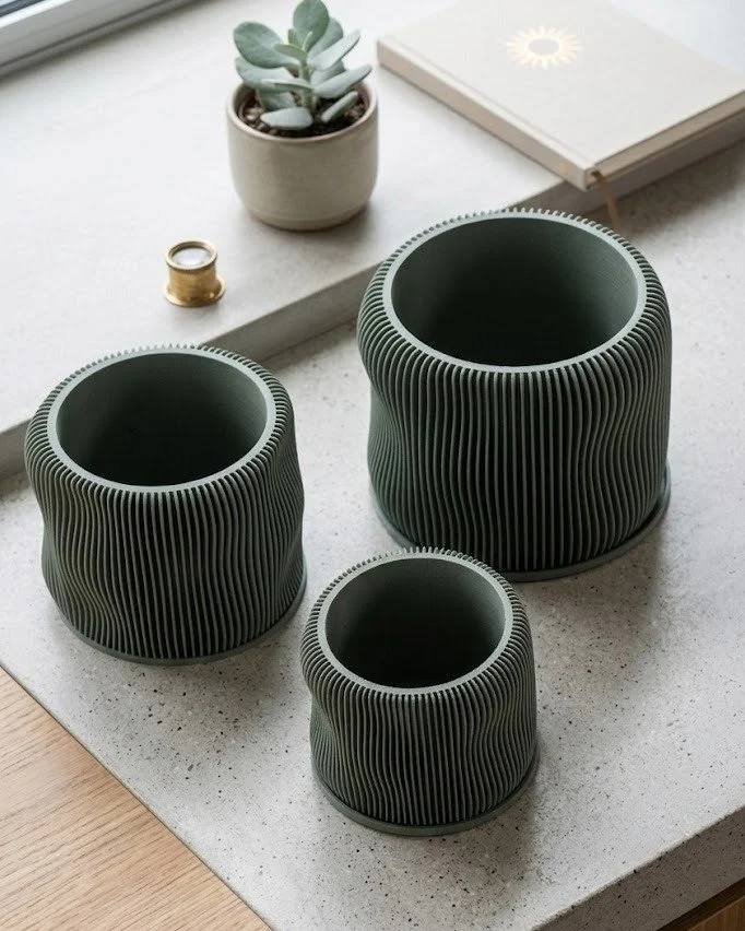 Soft curves, ribbed texture, and a calming green tone. These eco-friendly planters add a refined organic touch to your home while embracing sustainability through 98% plant-based materials, bioplastic, and wood fiber.

👉 Discover the complete select