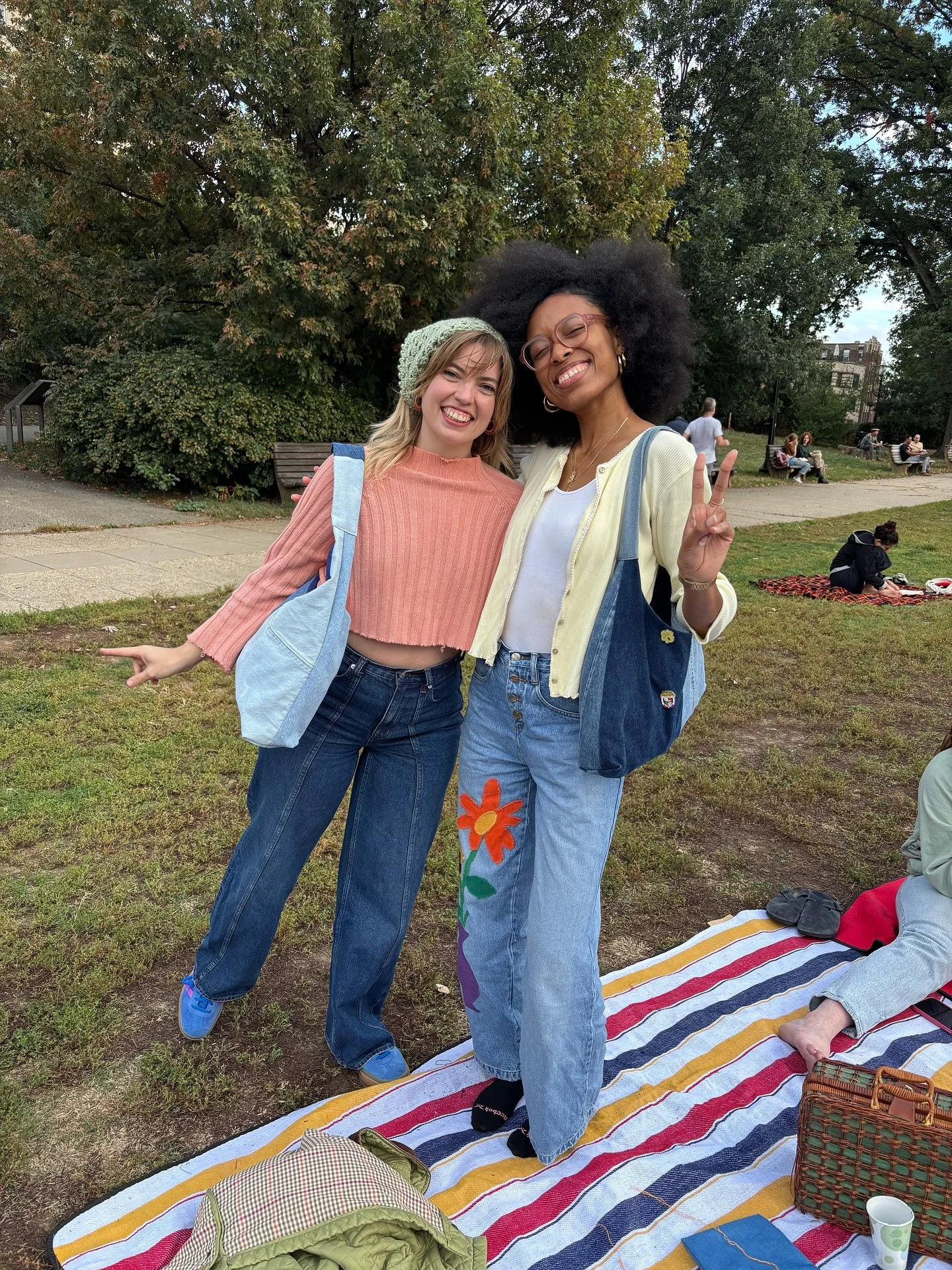 Sunday was soo so special and I have all of these amazing people (not all pictured) to thank for being a part of the first, and certainly not last, Art in the Park hangout !!💛

LDC started as a result of painting with friends and hosting casual art-