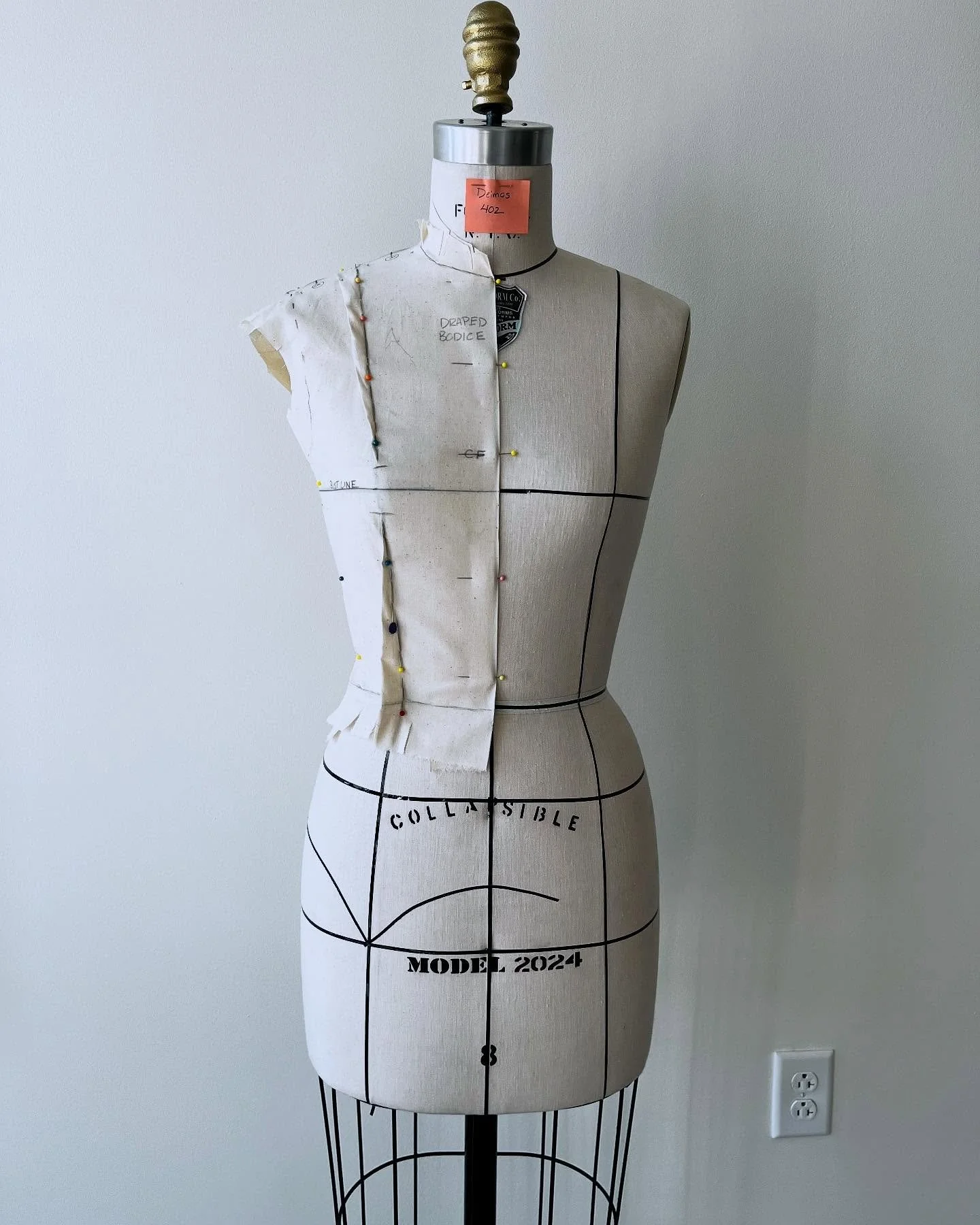 Draped bodice sloper progress

#draping #patternmaking #costumedesign #costumetechnology #drapingtechniques