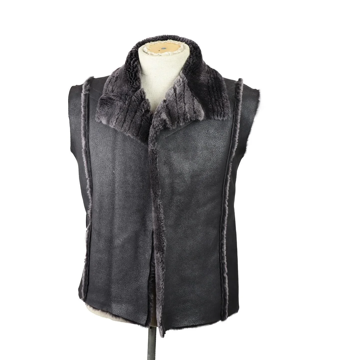 I made this vest over a year ago and only just took photos of it 😅

It was quite an experience to move from design to actuality as this was the first big project I did in sheepskin from design to reality and boy does sheepskin work differently than 