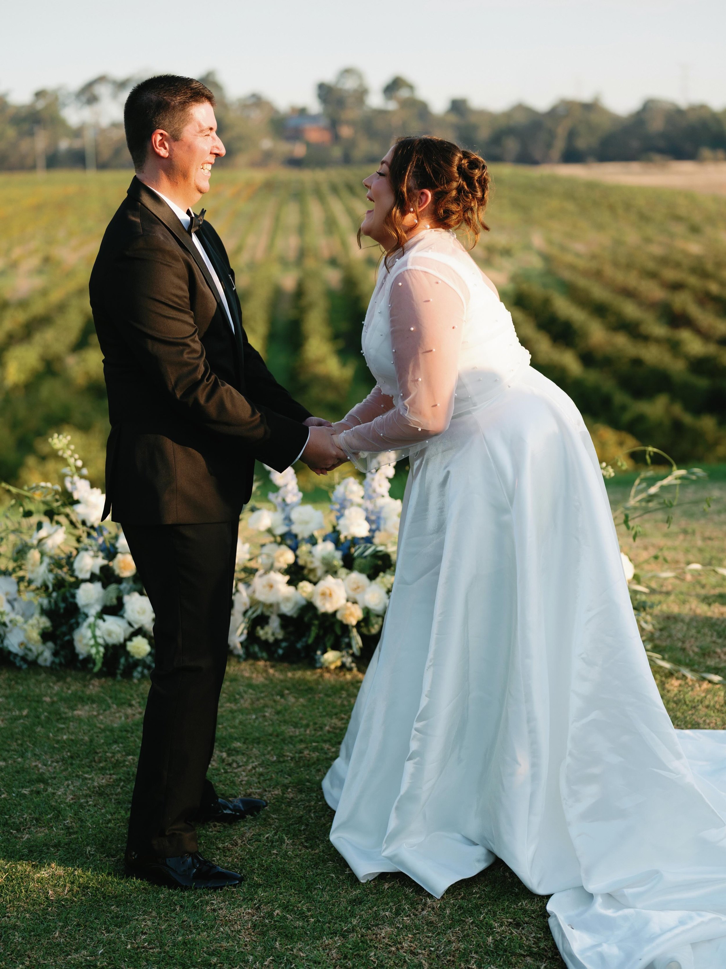 Kate and Brock 🤍

📸 @kapture.moment 
📍 @riverbankestate_weddings 
🌸 @lilliflora_ 

#oerthweddingcelebrant #weddingcelebrant