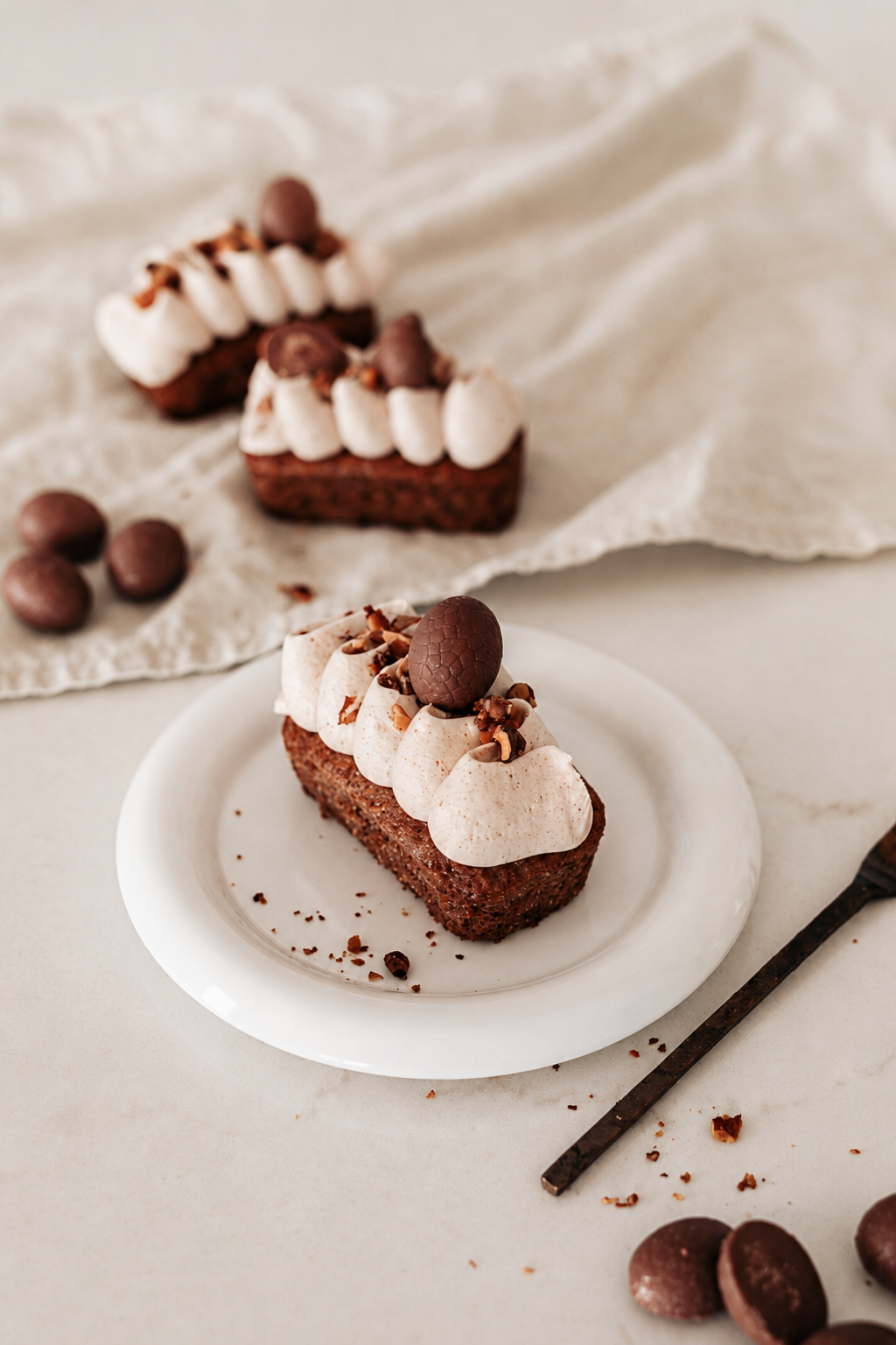Ginger carrot cakes with cinnamon cream cheese frosting