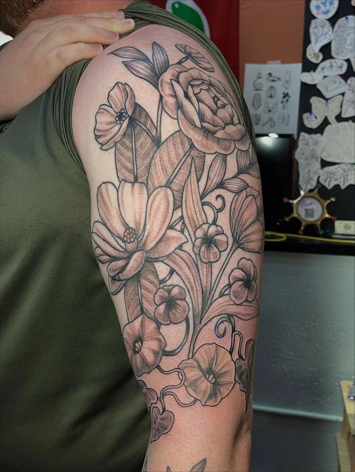 Freshly shaded botanicals for Travis! Lines are healed except for the bottom few leaves and vines. Thank you 🌿

#salemoregon #salemtattoo #oregon #oregontattoo #pnw #pnwtattoo #pdx #pdxtattoo
