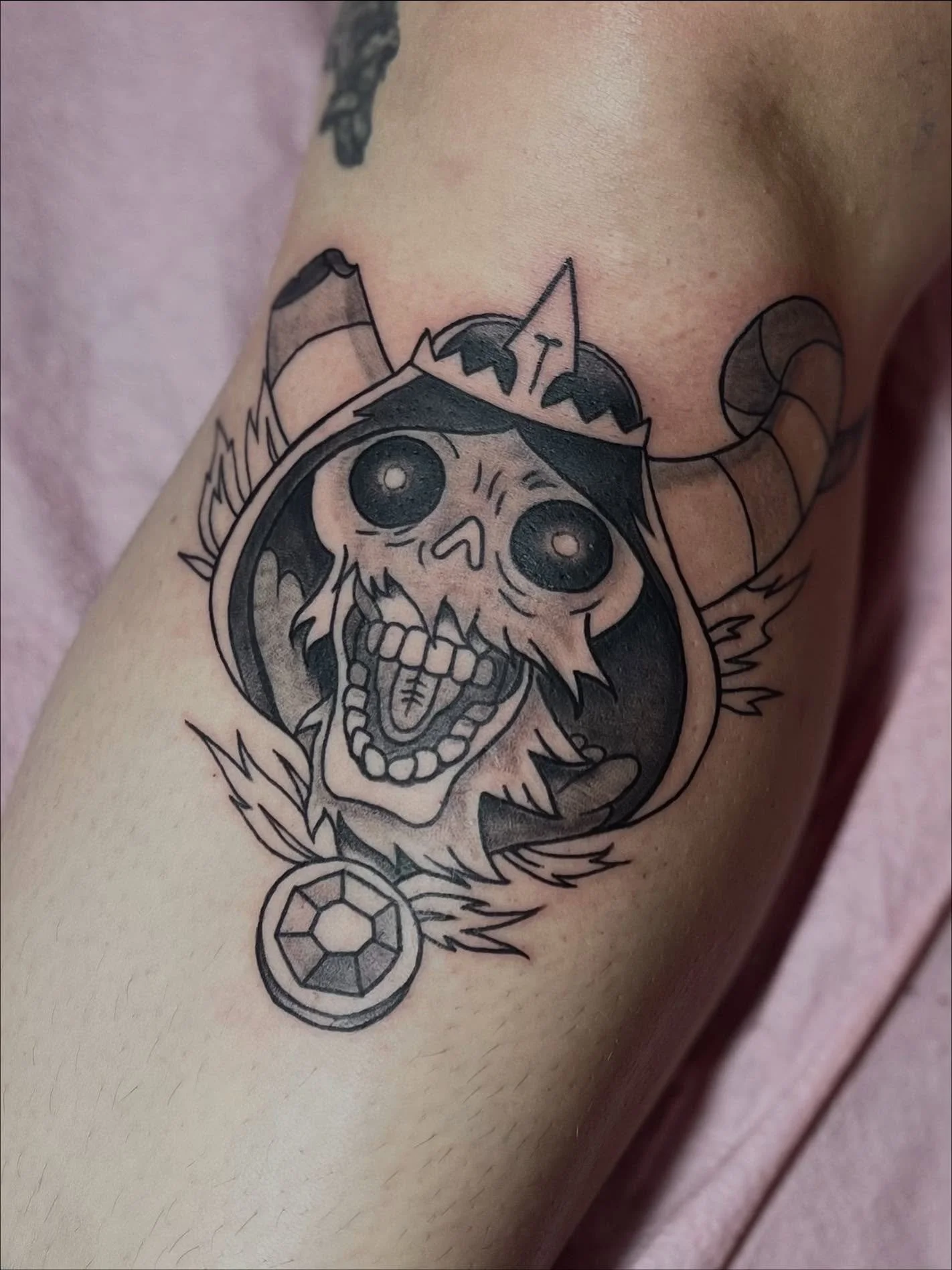 Thank you Amber for getting this very cool tattoo of the lich!! Always so fun to do tattoos from favorite tv shows and movies 🫶 should she add green highlights?