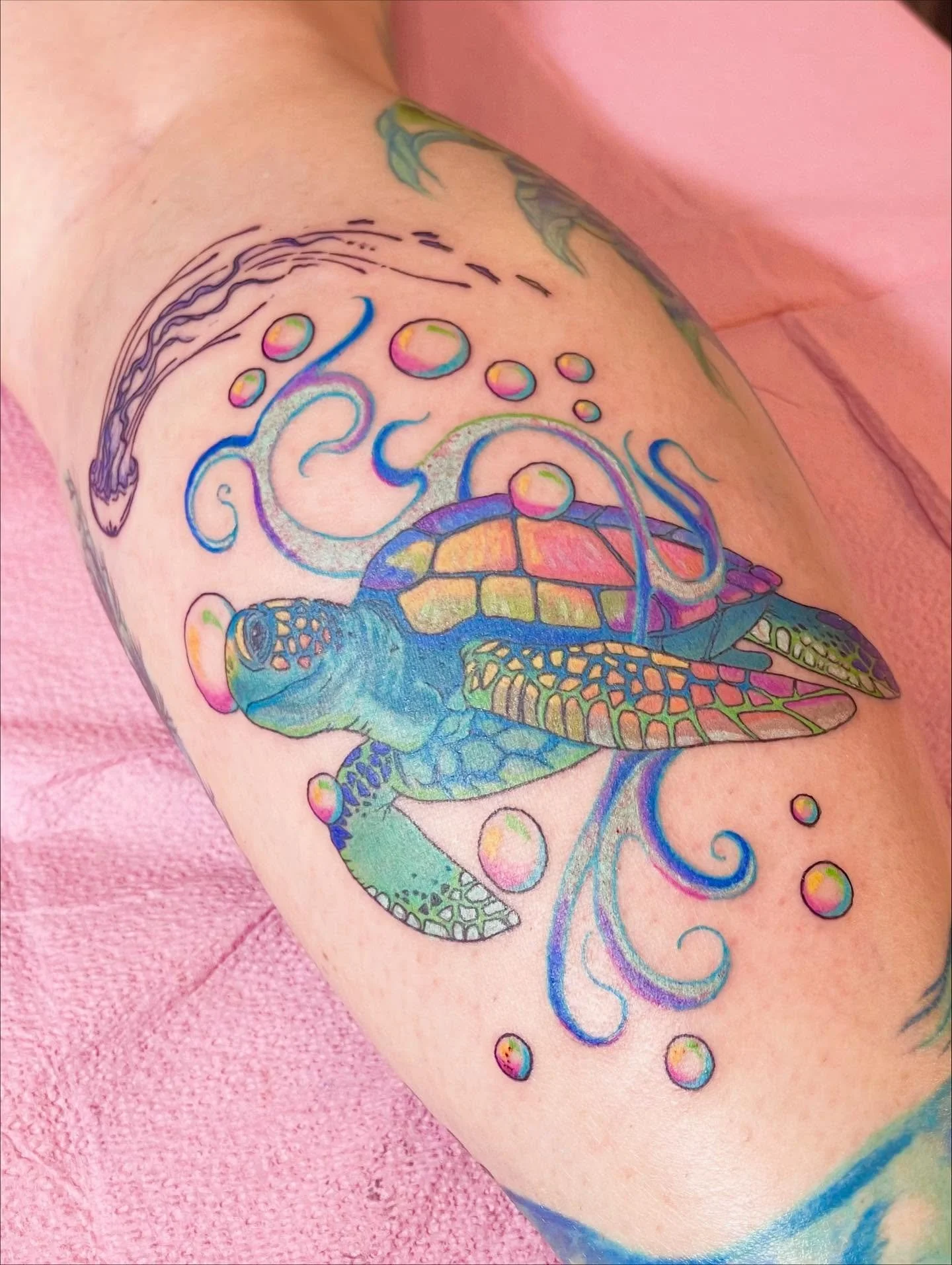 😱 I&rsquo;m obsessed with this rainbow inspired sea turtle for Jenn! She wanted a colorful sea turtle to go along with her healed work (not by me) and I love how it all ties together 🐠🍊🌺🪁🐬🧤more to come for the background!

#colortattoo #oceant