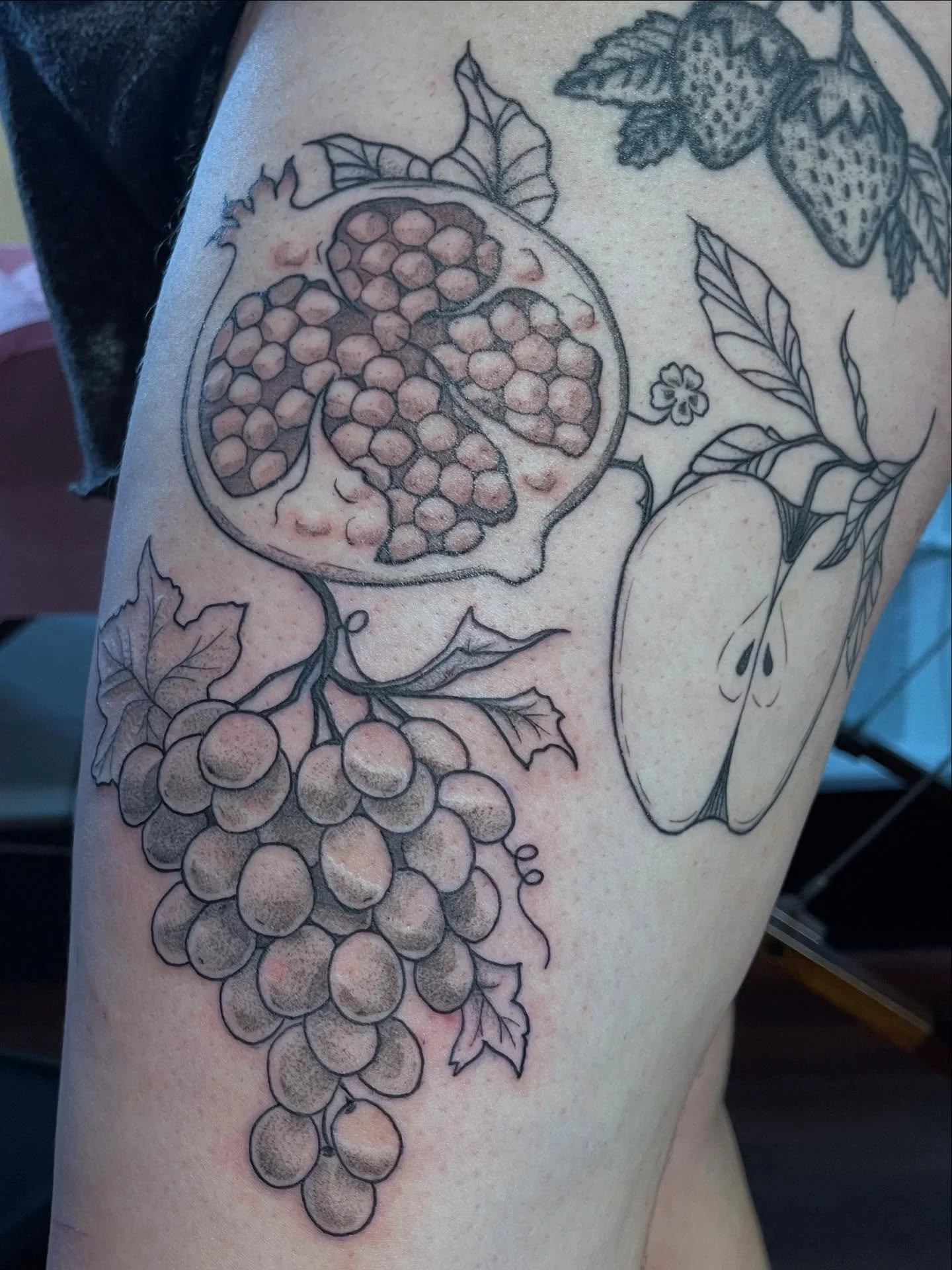 For Morgan! We are busting out 2 hour sessions for these additions to her fruit thigh (strawberry not by me!) Some linework healed here. Next we&rsquo;re adding blackberry vines🖤 

Short sessions are always an option! You can always let me know if y
