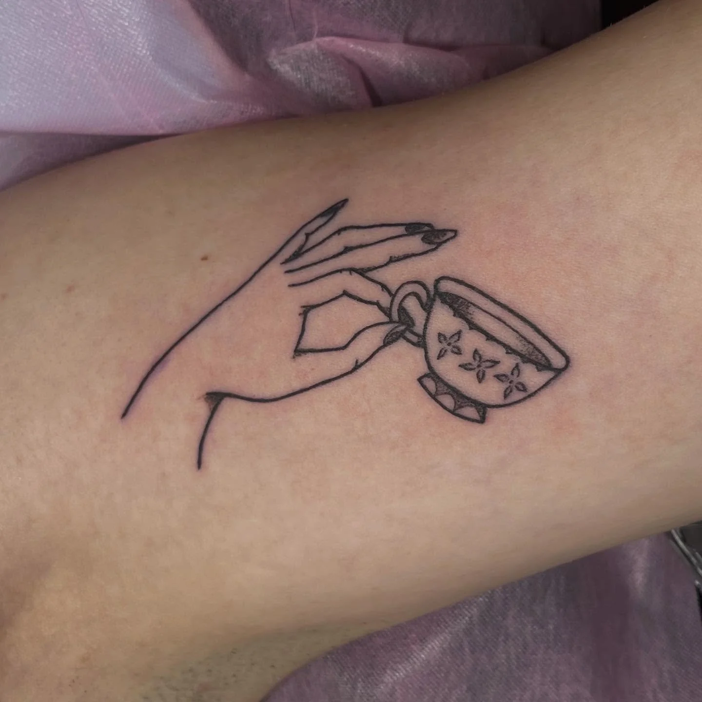 Matching tattoos for the cutest best friends🌷🫖🐟 Each hand and tea cup a little varied! Thank you Sara, LJ and Aramina!