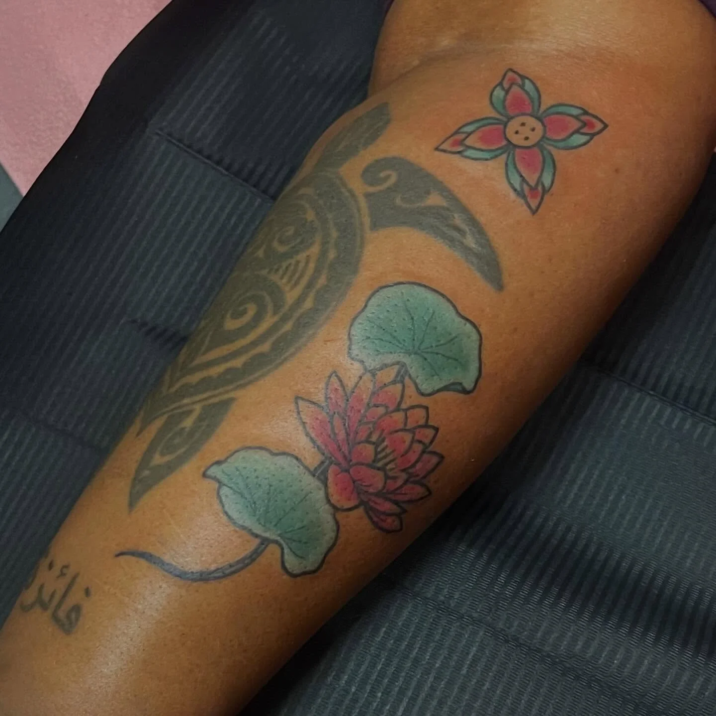 Water lilies for Liz ~ truly one of my favorite tattoos I&rsquo;ve done! Thank you for your complete trust Liz 🪷

Sea turtle was not by me!