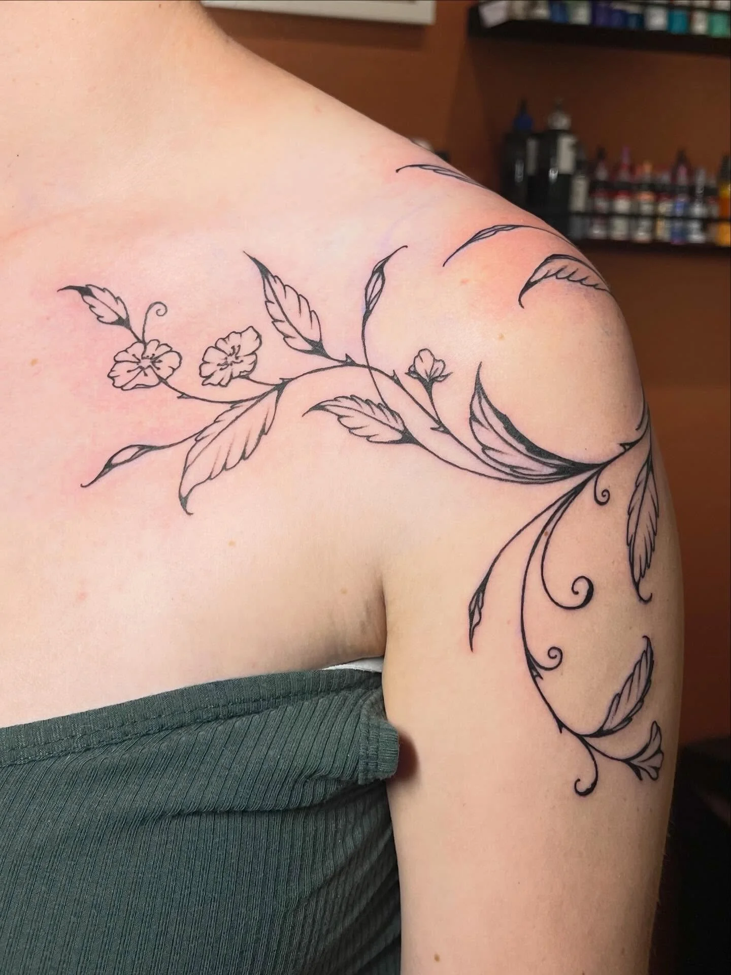 Thank you, Trinity! Custom berry vines and flowers wrapping the shoulder above a healed duck from a flash day🦆 Guess how long it took me to stencil?

#customtattoo #salemoregon #tattooartist #oregontattooartist #botanicaltattoo