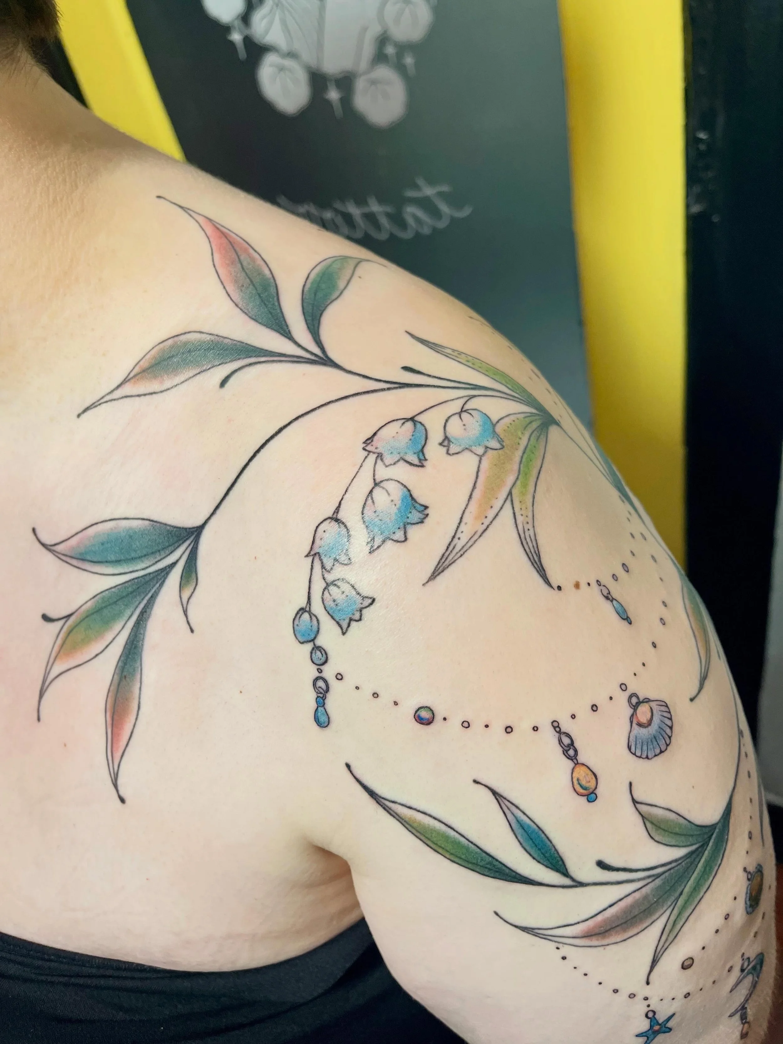 Added color and charms to these vines today ~ really enjoying the jewel tones and pastels. Thank you Paige! One more session to go to finish the other side.

#pnwtattoo #pdxtattoo #salemoregon #salemtattoo #oregontattoo