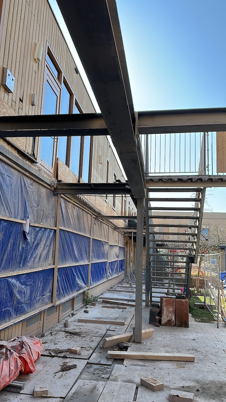 De betondelen veilig verwijderd en afgevoerd. Nu is er ruimte voor de nieuwe galerij.