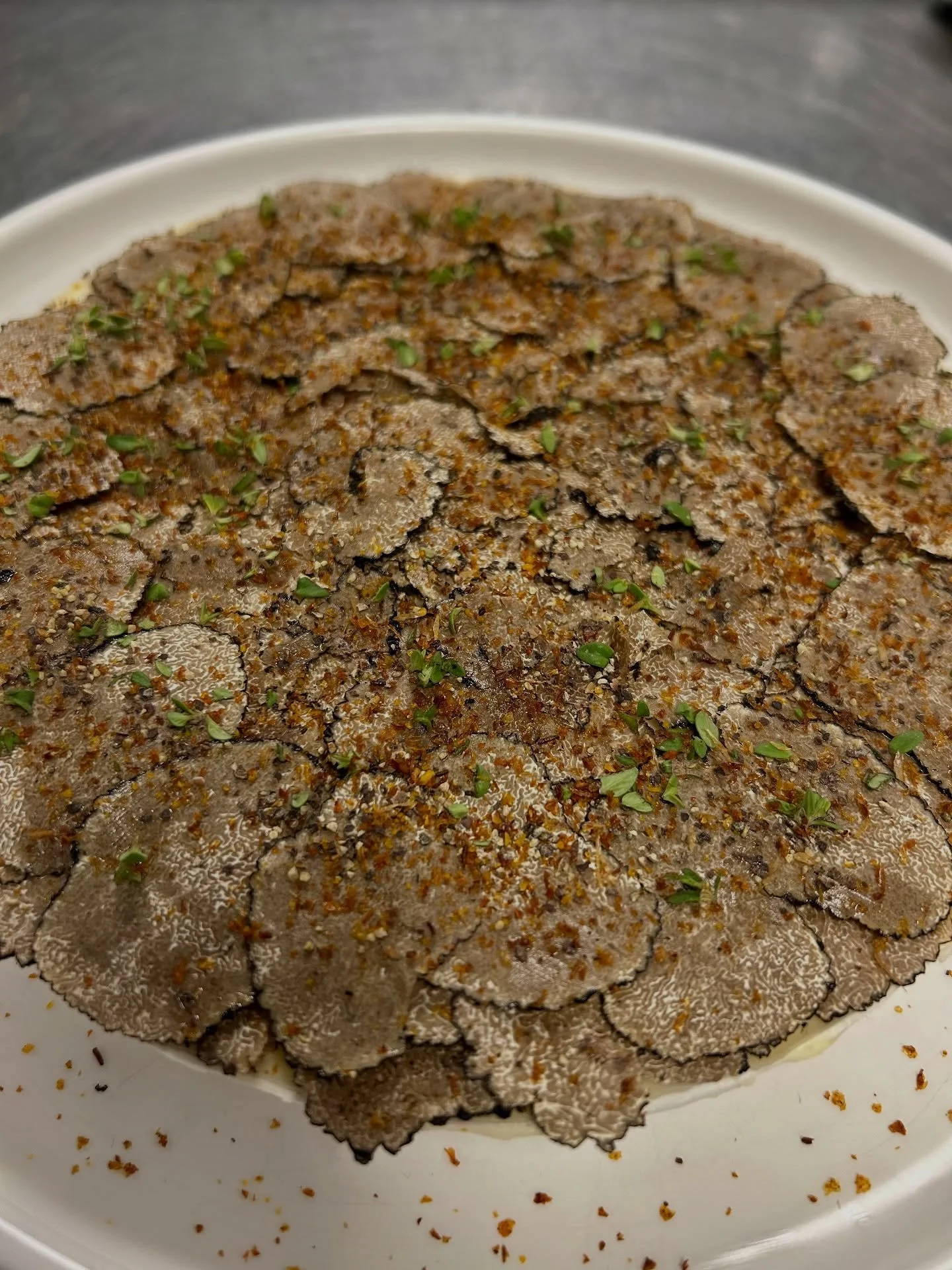 Trøffelbrie med tørrede havtorn og citrontimian🍋⚫️
Serveres med danske figner, grillede ferskner som chutney, sprøde valnøddeflager og smørristede brioche🥰
VELBEKOMME🍷
@mad_med_kant 
Private Dining & Mado