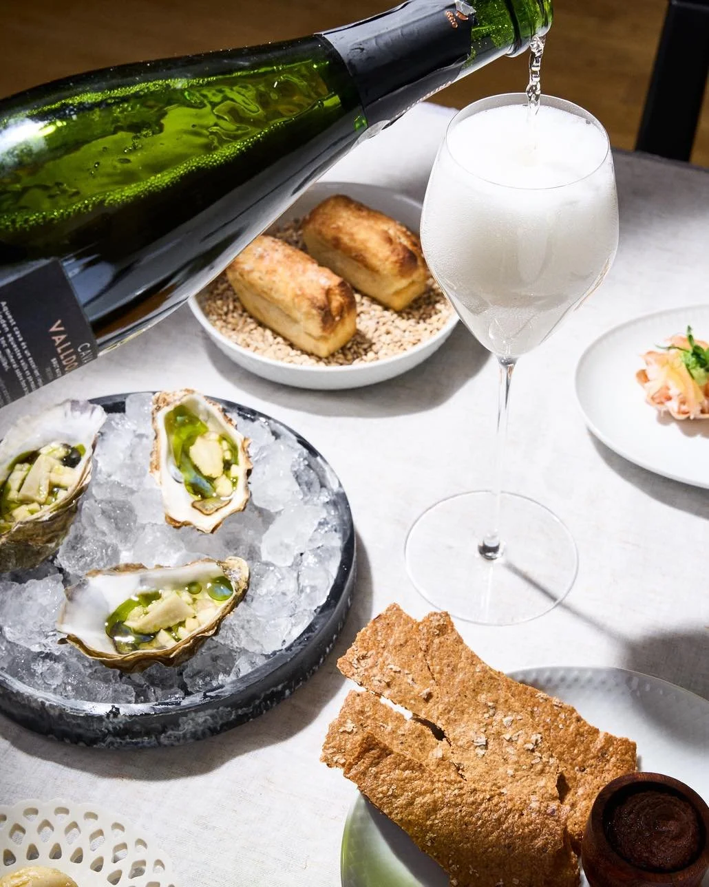 🎆NYTÅRSMENUEN 2025🎆🍾🥂
Gør jeres Nytårsaften uforglemmelig ved at vælge  Nytårsmenuen fra MadMedKant
For 5 år i træk er vi stolte over og præsentere vores bud på en fantastisk Nytårmen