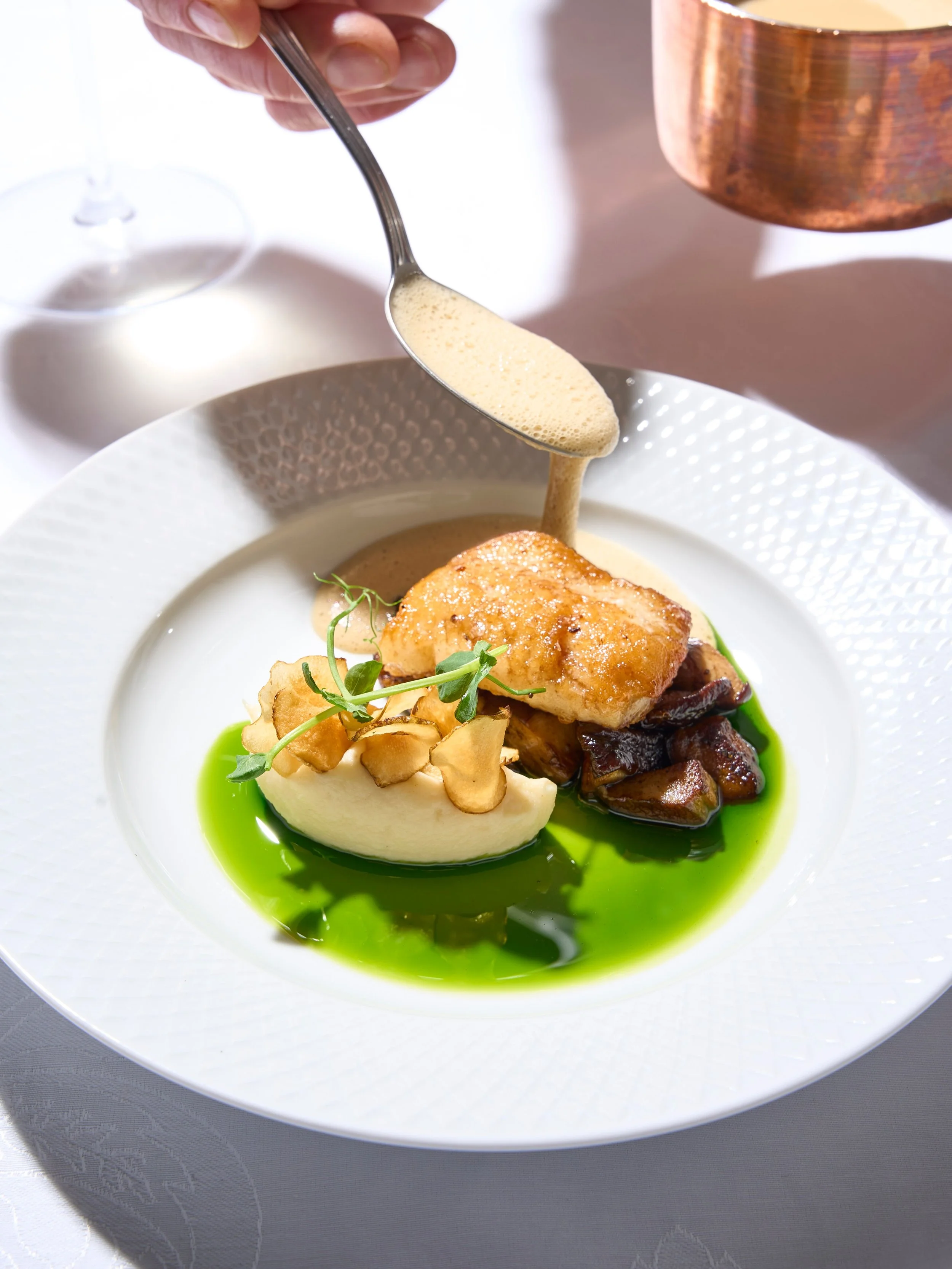 Mellemretten p&aring; Nyt&aring;rsmenuen 2026🍾🥂

R&oslash;dtungefilet med cremet selleri, karljohan svampe, jordskok, aromatisk urteolie &amp; skummende pighvarsauce😋

@mad_med_kant