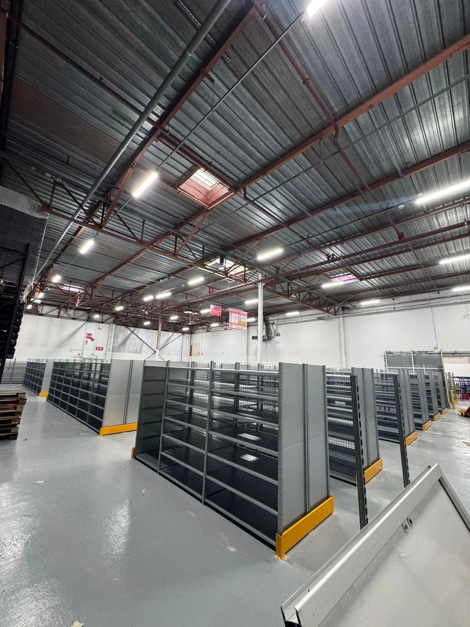 installation-rayonnage-reserve-magasin-professionnel-08.jpg.jpeg