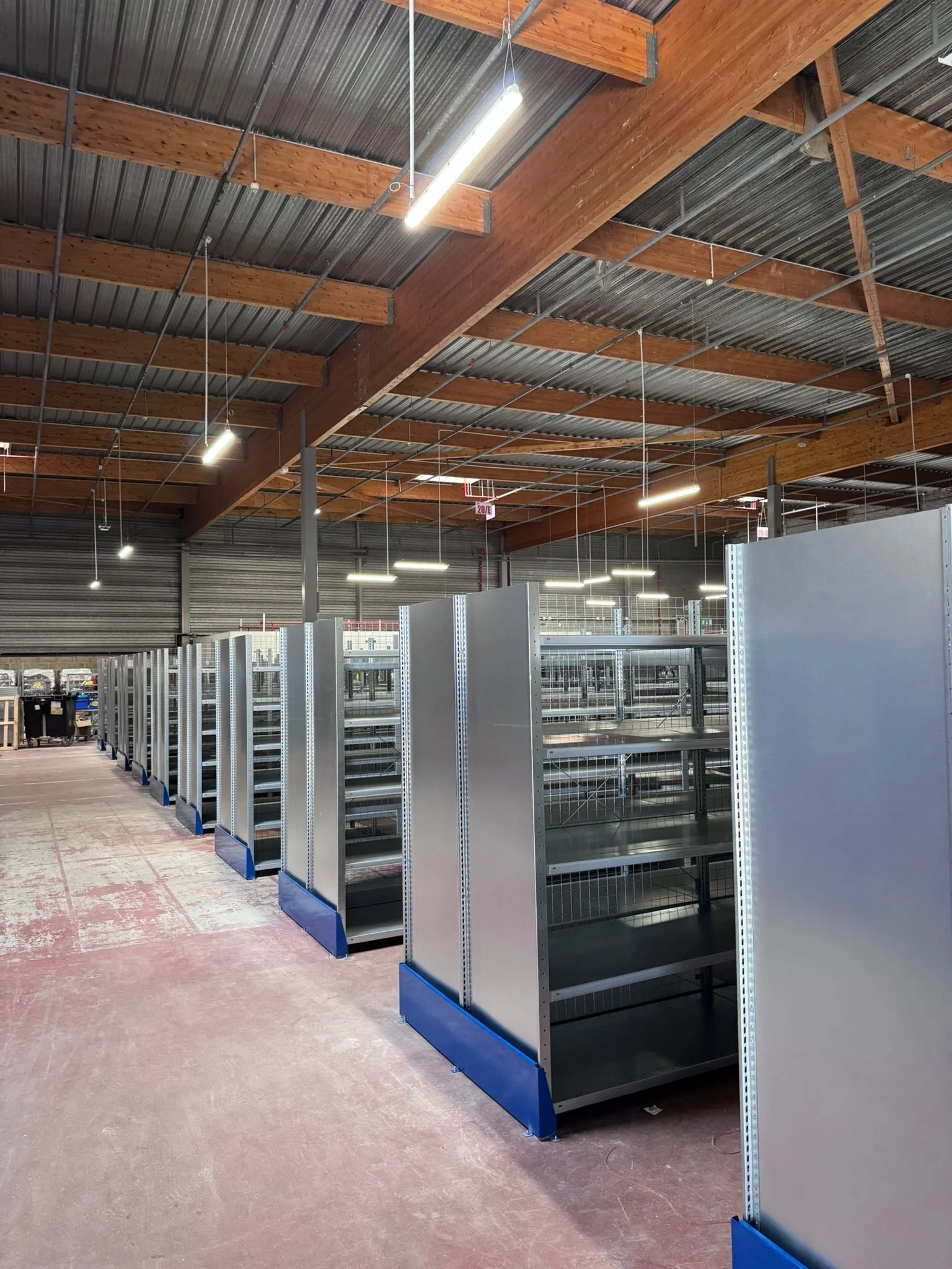 Rayonnage mi-lourd : la solution idéale pour organiser une zone de stockage manuel