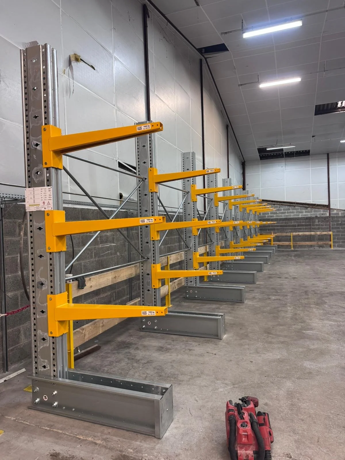 Produits longs et encombrants : pourquoi choisir un rayonnage cantilever ?