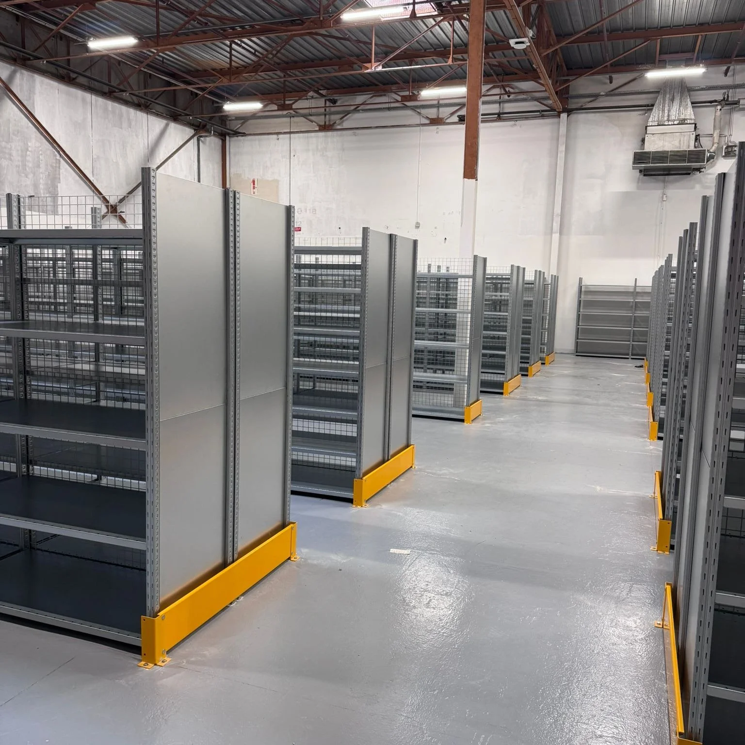 Nouvelle r&eacute;alisation Univers Rayonnage

Installation d&rsquo;un rayonnage m&eacute;tallique &agrave; tablettes avec fonds grillag&eacute;s, pens&eacute; pour optimiser l&rsquo;espace de stockage tout en garantissant une circulation fluide et s