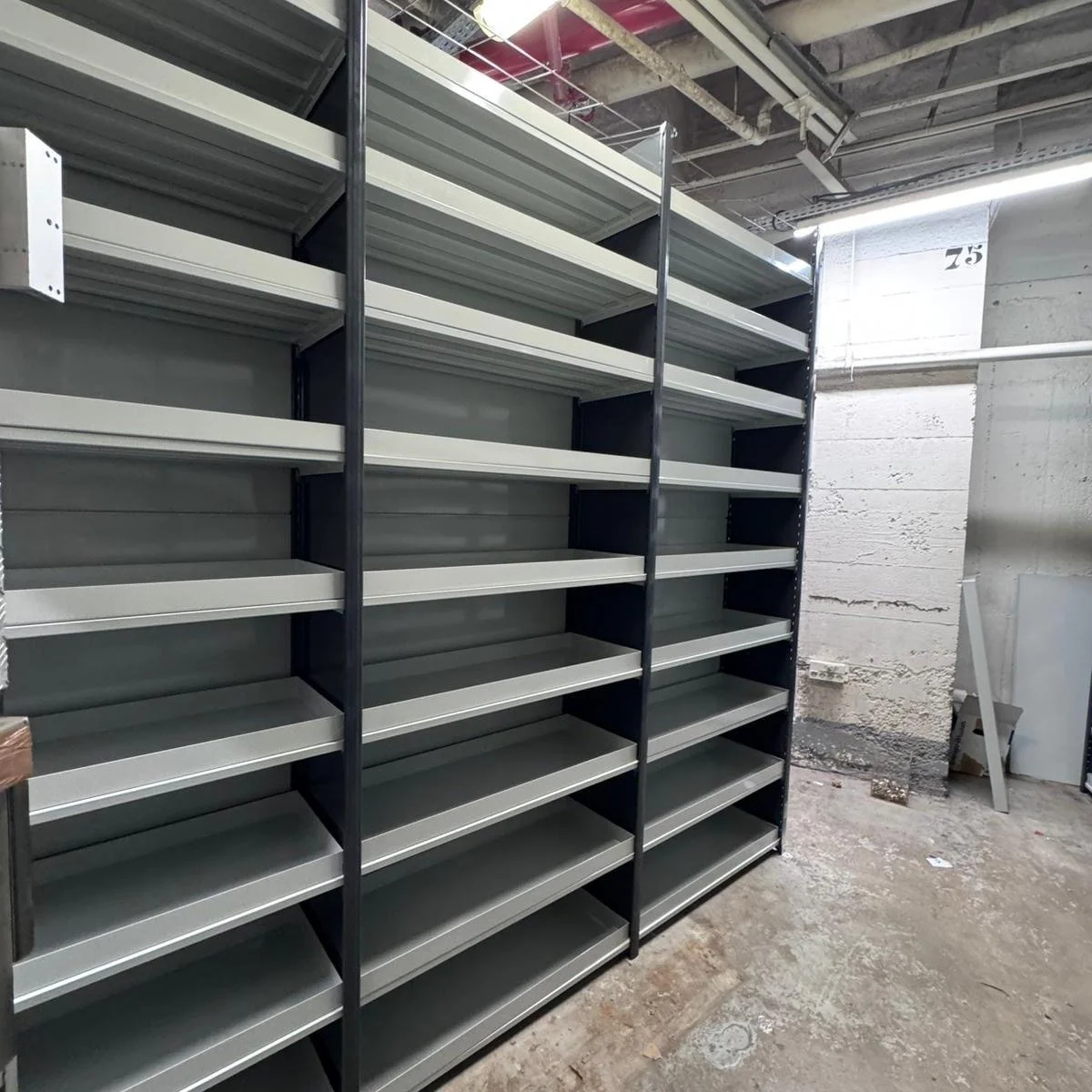Installation de rayonnage mi-lourd ✅

Une solution robuste et modulable pour optimiser l&rsquo;espace de stockage, faciliter l&rsquo;acc&egrave;s aux produits et am&eacute;liorer l&rsquo;organisation au quotidien.

Adapt&eacute; aux r&eacute;serves, 