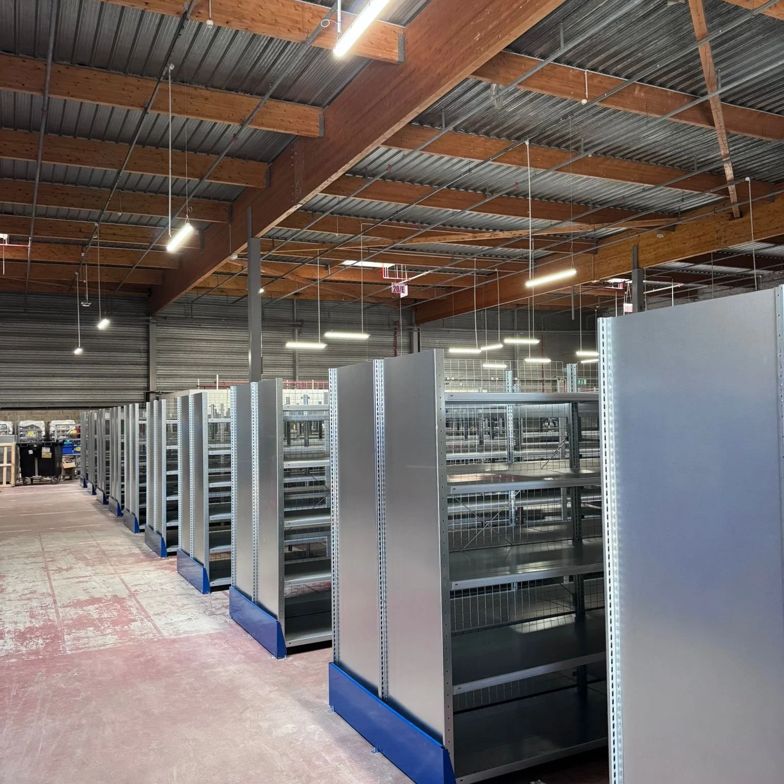 Installation de rayonnage mi-lourd m&eacute;tallique en cours ✅

Une solution robuste, modulable et parfaitement adapt&eacute;e au stockage manuel de charges moyennes : cartons, bacs, pi&egrave;ces d&eacute;tach&eacute;es, consommables ou produits in