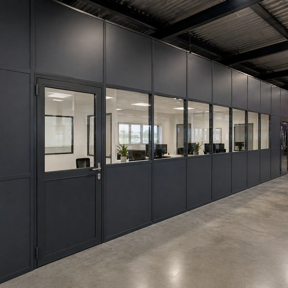Cloisons modulaires sur mesure pour structurer vos espaces professionnels avec &eacute;l&eacute;gance et efficacit&eacute;.
Univers Rayonnage vous accompagne dans l&rsquo;am&eacute;nagement de vos entrep&ocirc;ts, ateliers et bureaux afin de cr&eacut