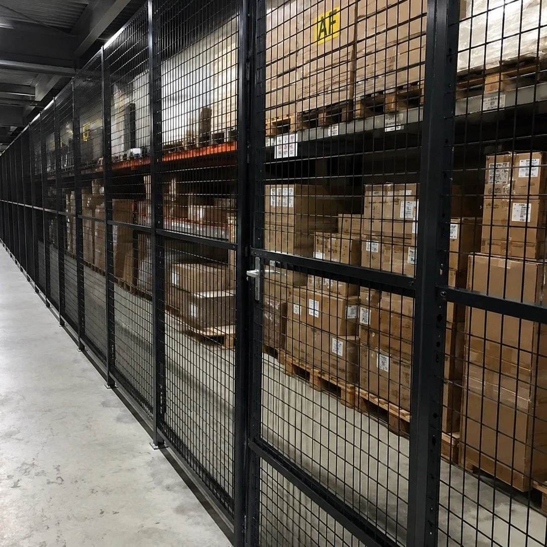 S&eacute;curisez vos zones sensibles avec des cloisons grillag&eacute;es adapt&eacute;es aux environnements industriels.

Id&eacute;ales pour d&eacute;limiter les espaces de stockage, prot&eacute;ger les marchandises et organiser les flux en entrep&o