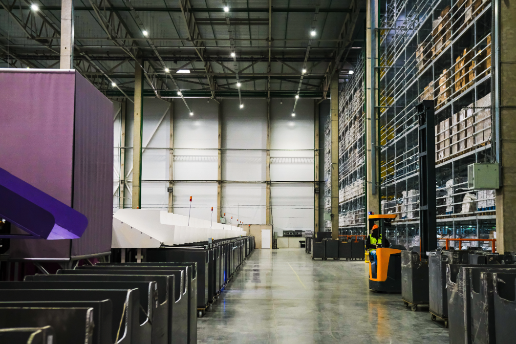 Entrepôt multi-activités : comment séparer stockage, préparation et expédition ?