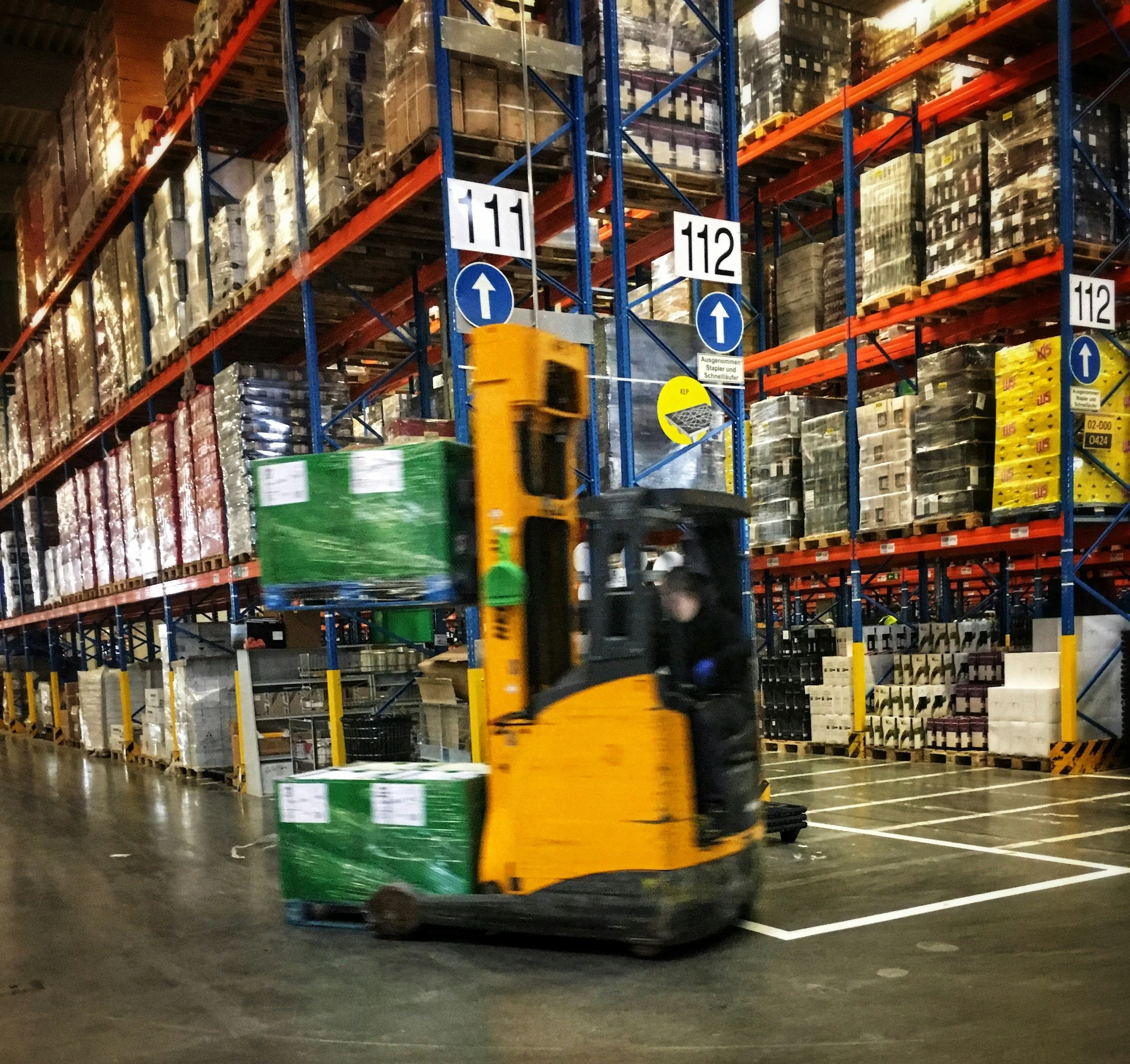 Stockage manuel ou stockage avec engins : quelles différences pour organiser son rayonnage ?