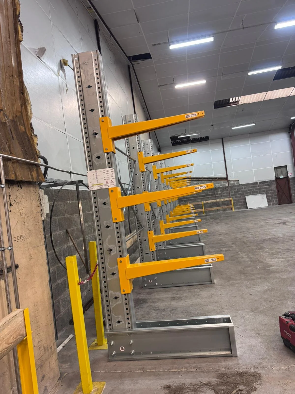 Rayonnage cantilever industriel pour le stockage de charges longues
