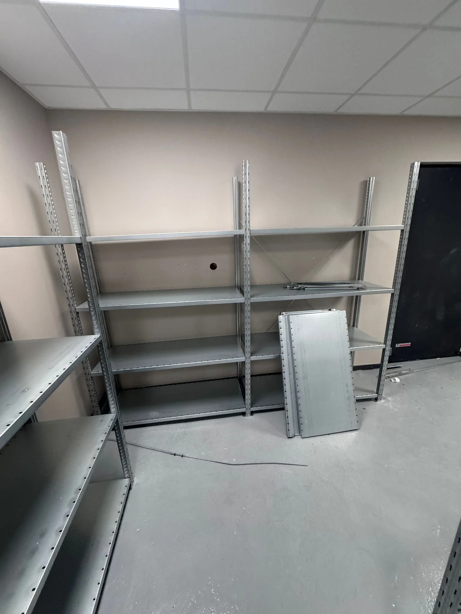 5. Mise en place de rayonnages métalliques dans un espace de stockage interne..jpeg