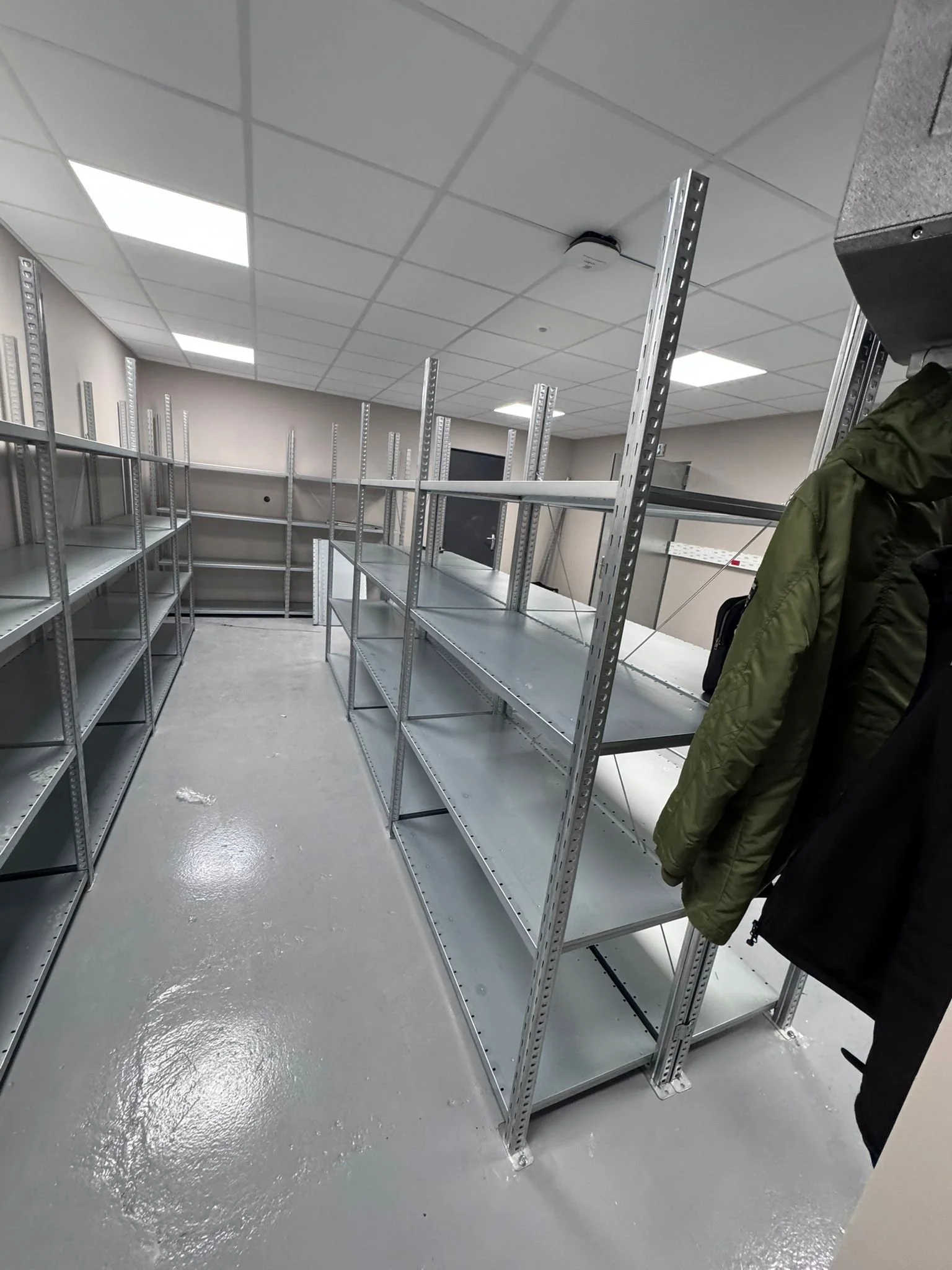 4. Organisation d’une réserve de magasin avec rayonnages métalliques fixes..jpeg