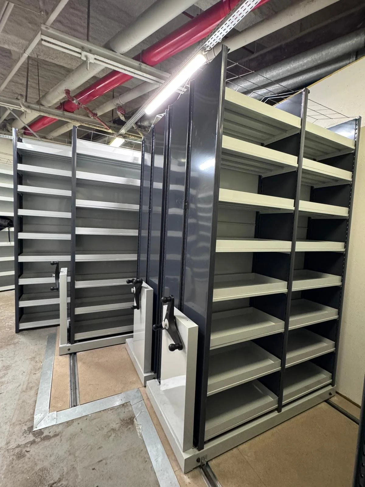 Rayonnage mobile sur rails pour optimiser un espace de stockage professionnel